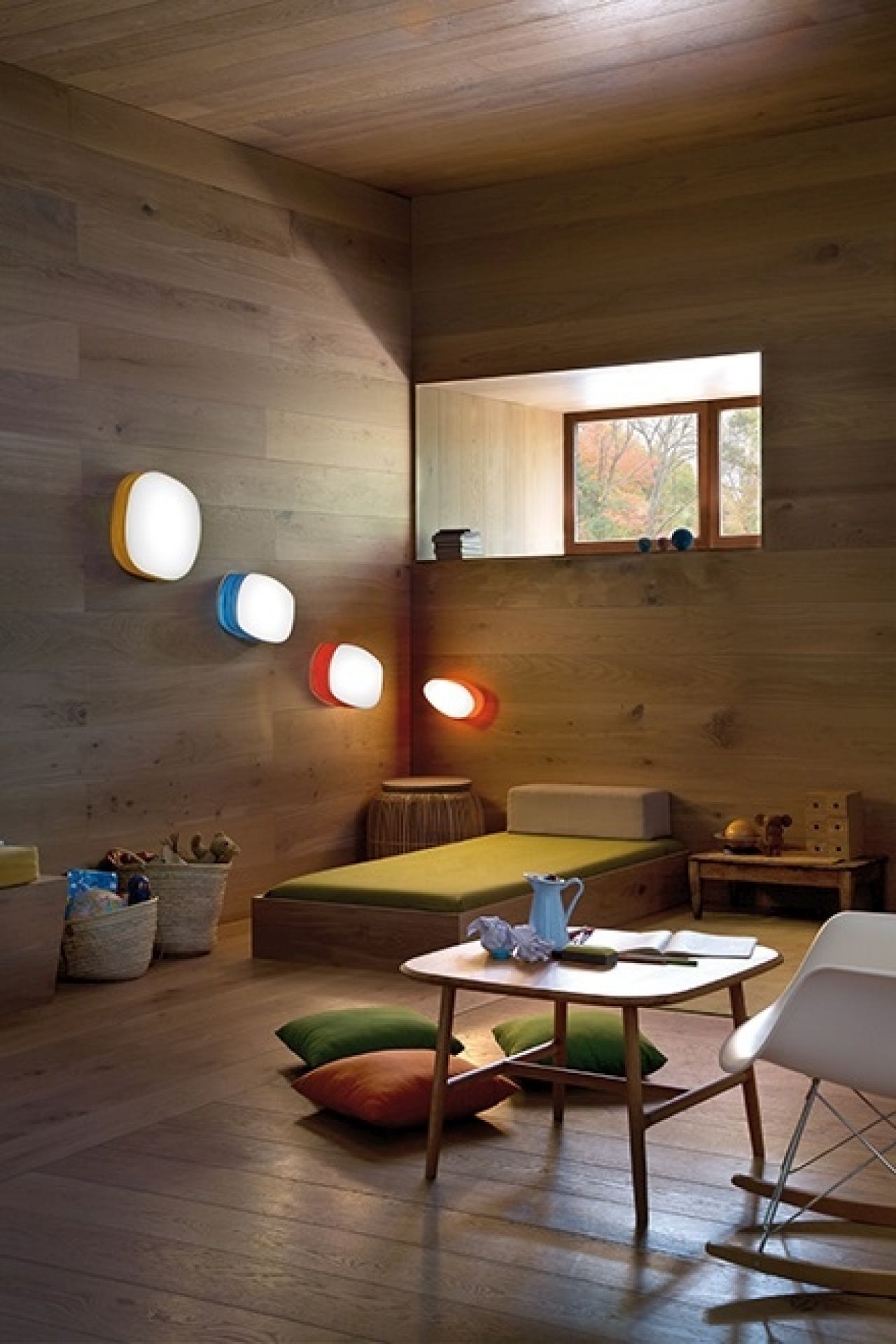 Raumansicht mit Guijarro Wandleuchten von LZF Lamps in verschiedenen Farben als indirekte Beleuchtung.