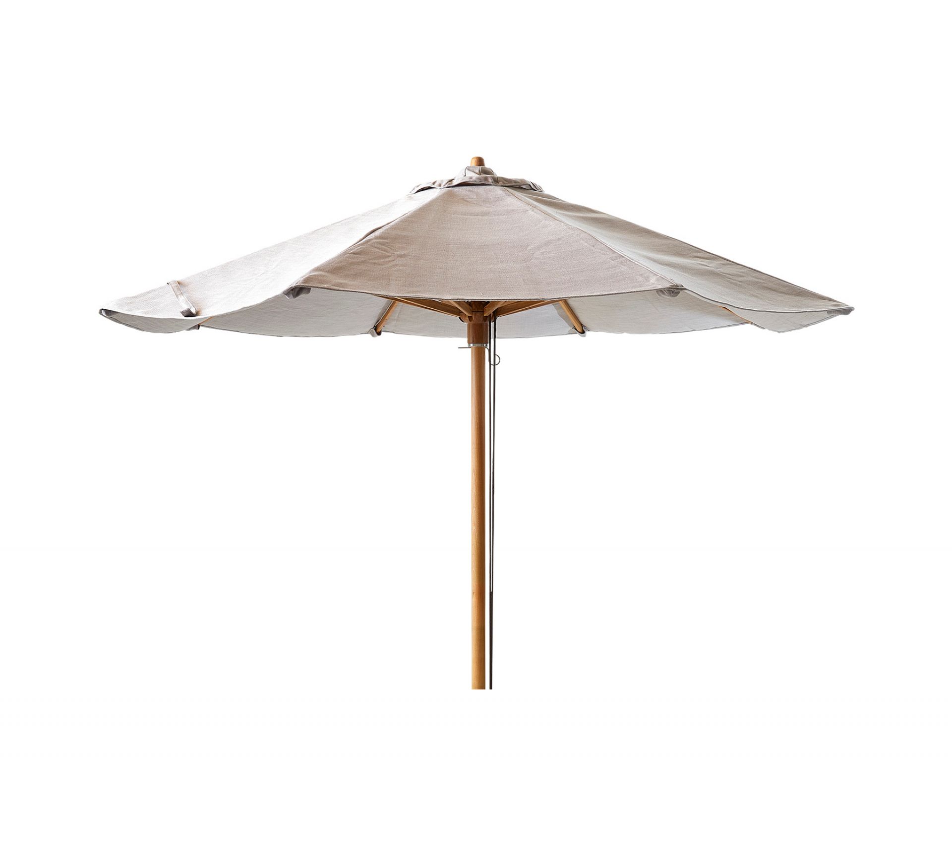 Classic Parasol Sonnenschirm von Cane-Line: Freistehender, runder Sonnenschirm mit Holzständer und hellem Stoffbezug.