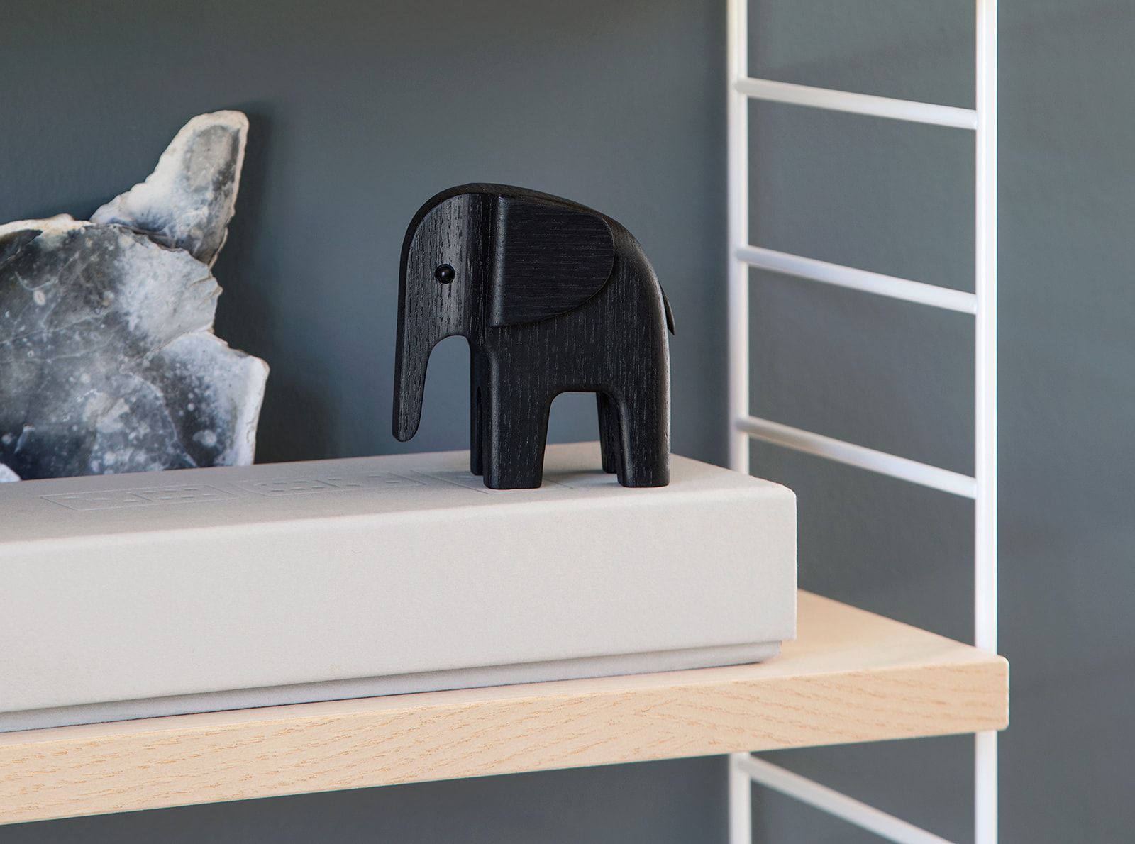 Schwarzer Baby Elefant von Novoform aus Holz, eine stilvolle Dekofigur für Kinderzimmer und Wohnraum.