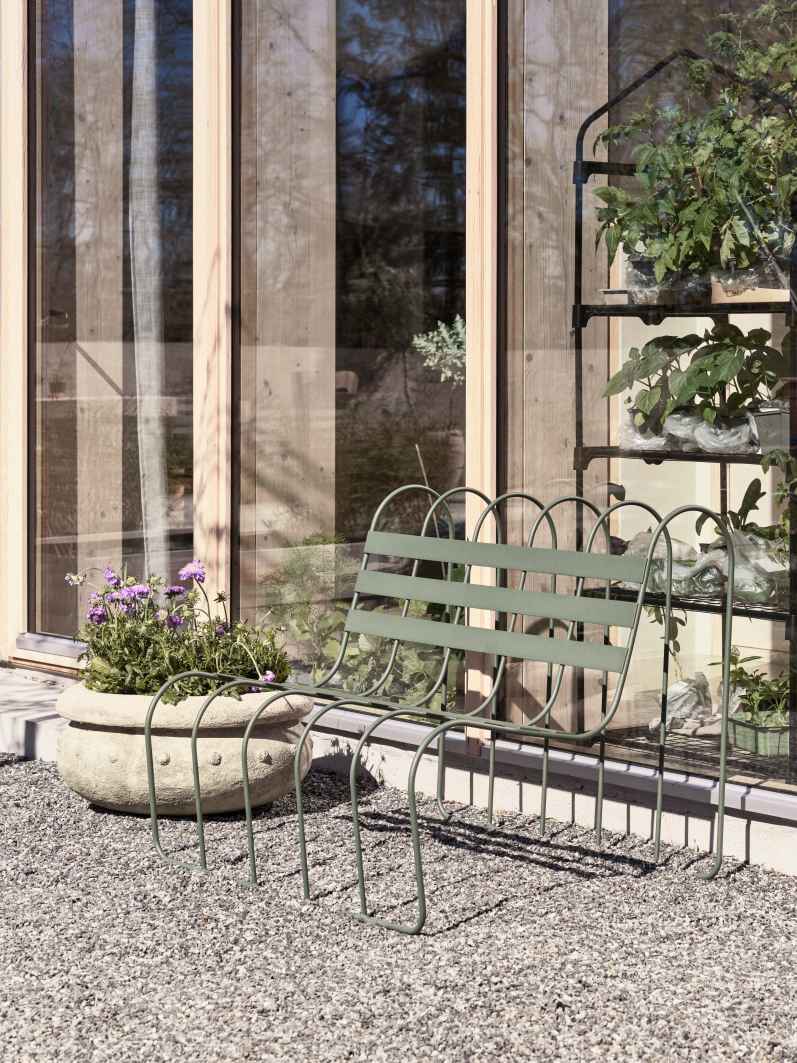 Gardener's Sofa von Design House Stockholm, grüne Gartenbank aus Metall mit Pflanzkübel und Pflanzenregal.