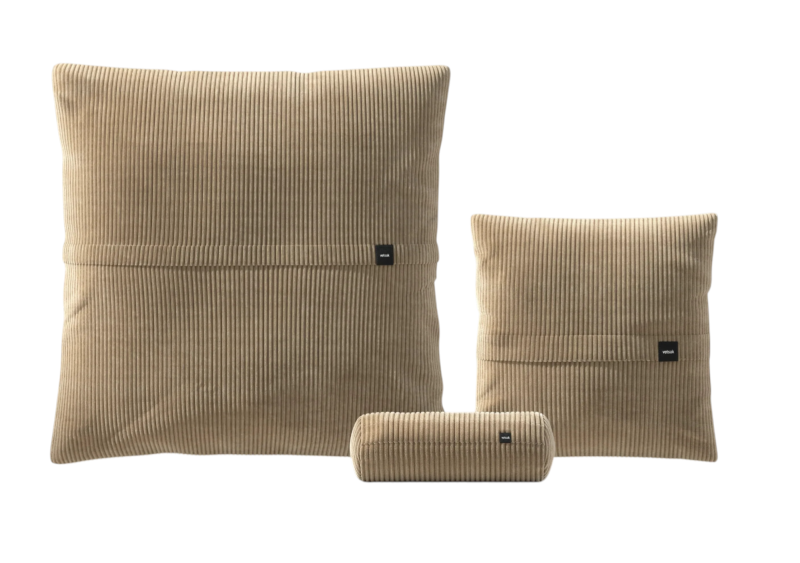 Vetsak Kissen Set: Drei beigefarbene Cordkissen in verschiedenen Größen für Wohnzimmer und Schlafzimmer.