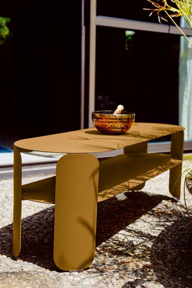 Nahaufnahme des Fermob Bebop Low Table, ein moderner Outdoor-Tisch mit Ablagefläche.