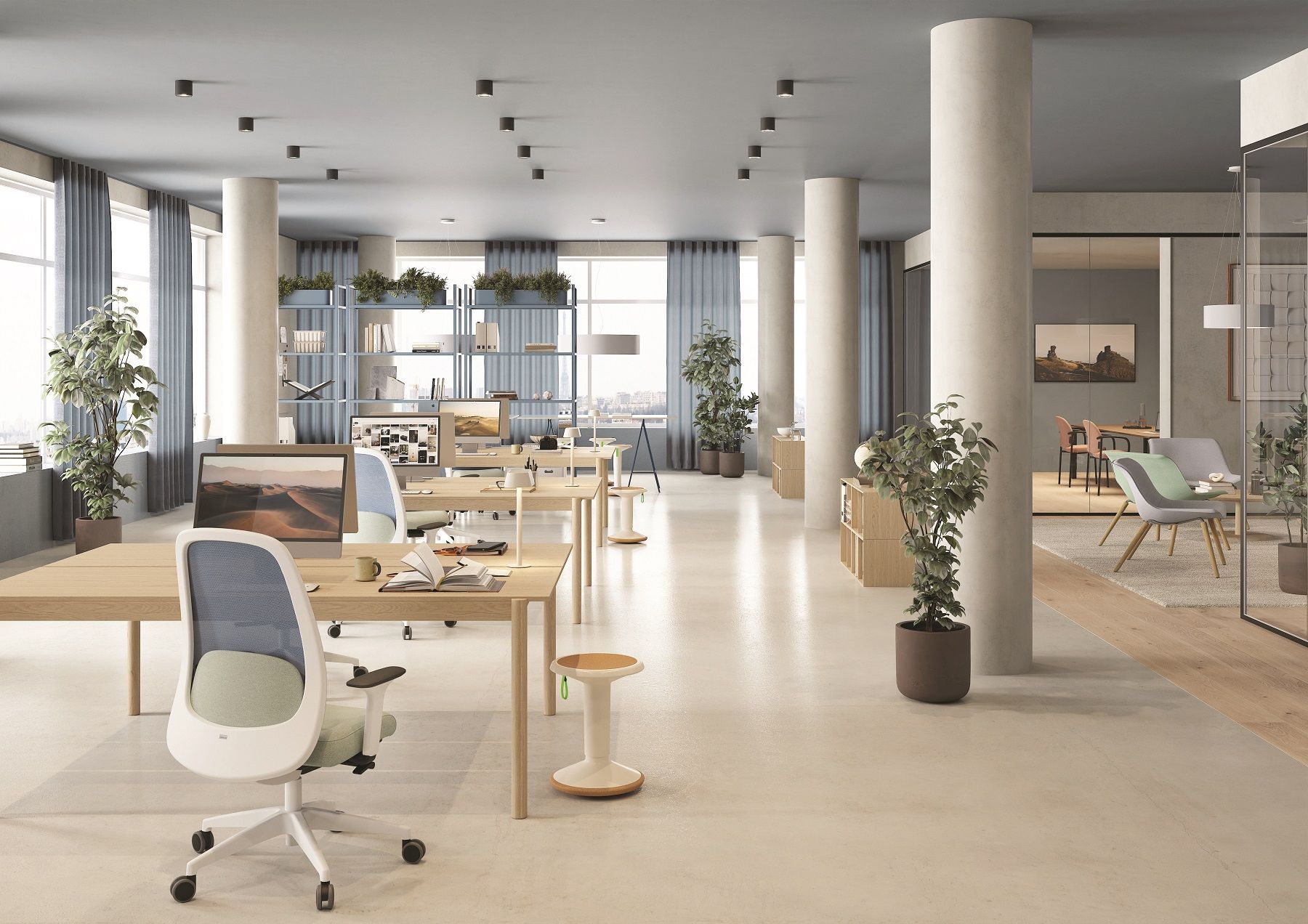 Moderner Büroraum mit Interstuhl ECO UP Sitzhocker, Schreibtischen, Bürostühlen und Pflanzen für eine angenehme Arbeitsatmosphäre.