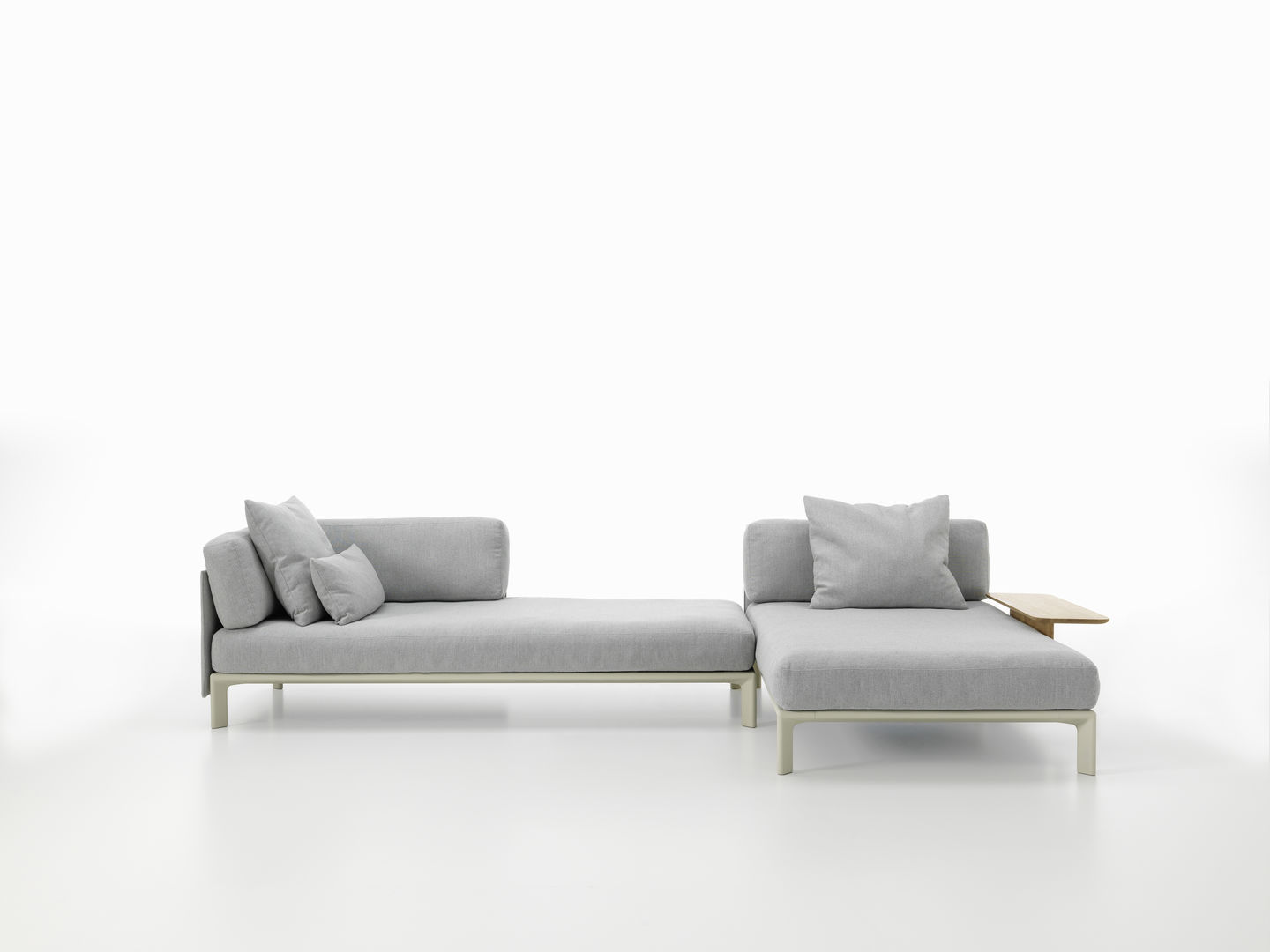 Vitra Anagram Sofa Plattform 90x180 cm, graues modulares Lounge Sofa mit Kissen und Ablage.