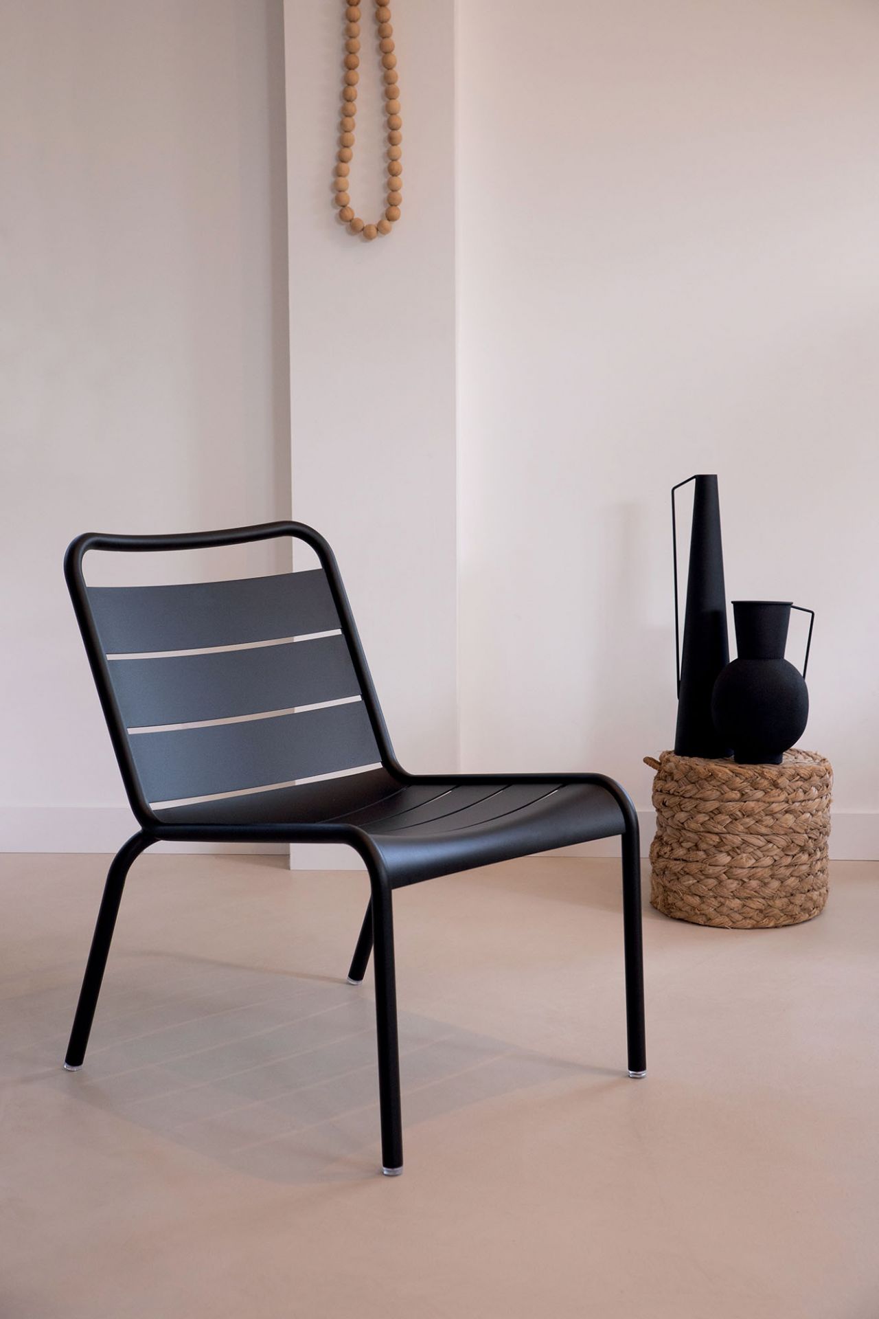 Schwarzer Luxembourg Lounge Stuhl von Fermob für den Außenbereich, mit Lattenmuster und minimalistischem Design.