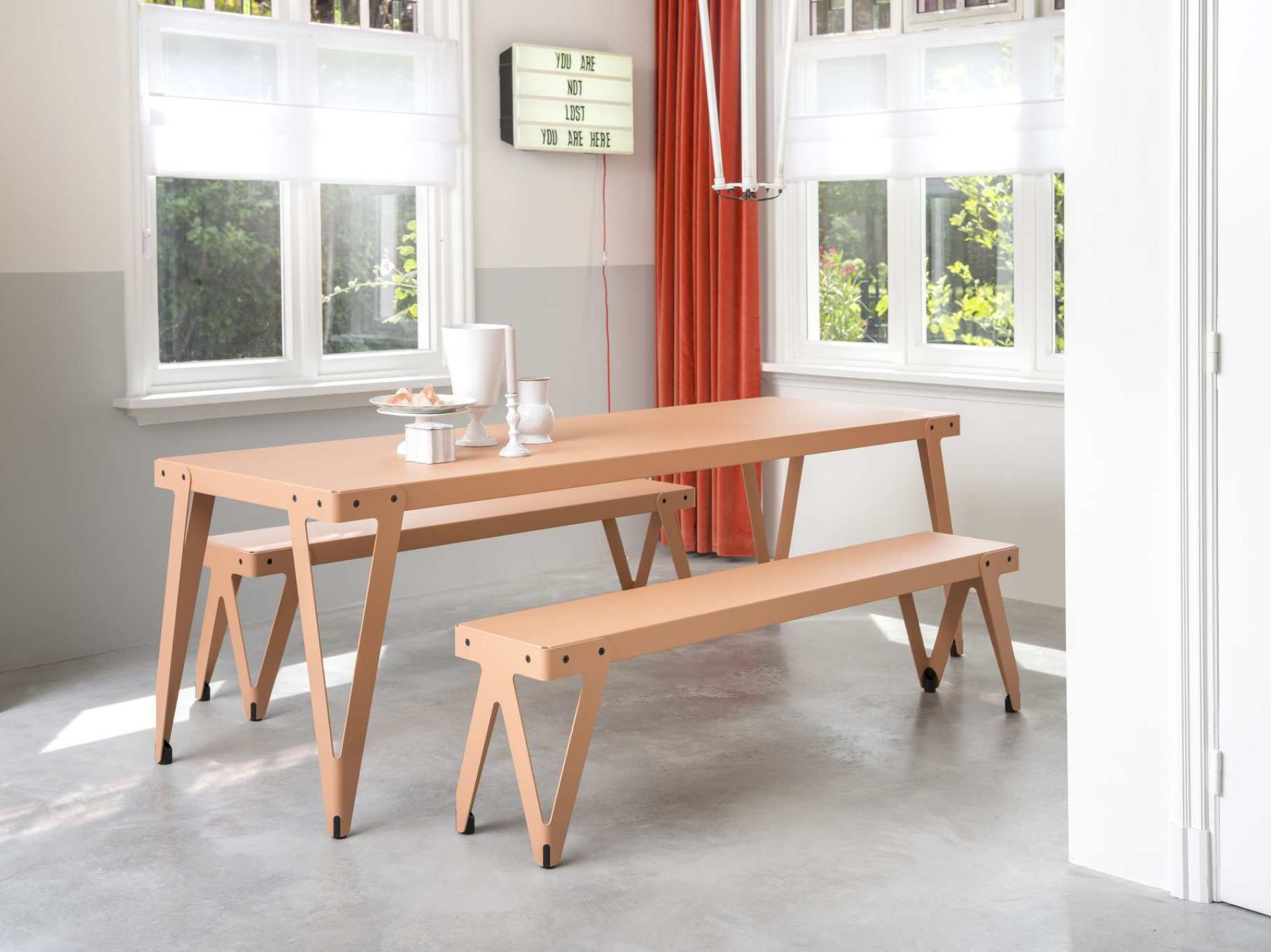 Lloyd Table Tischgruppe mit Bank in hellem Braun, modernes Design für Esszimmer und Küche.