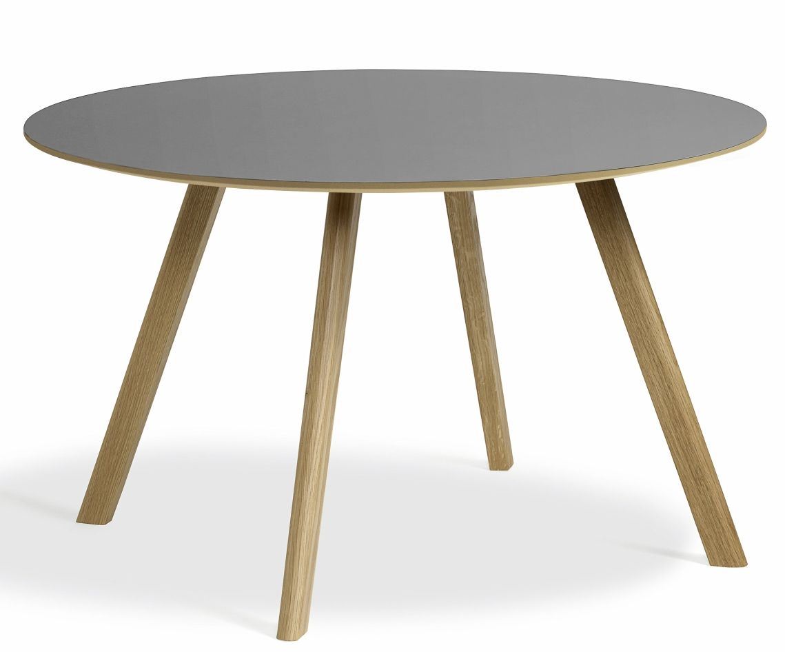 Hay Copenhague CPH 25 runder Esstisch, Durchmesser 120 cm, mit grauer Tischplatte und Holzbeinen.