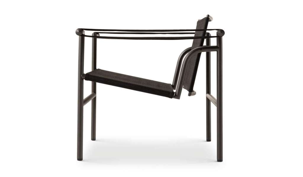 Schwarzer Cassina Outdoor Sessel mit niedrigem, schwenkbarem Rückenlehne und minimalistischem Design für Garten und Terrasse.