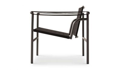 Schwarzer Cassina Outdoor Sessel mit niedrigem, schwenkbarem Rückenlehne und minimalistischem Design für Garten und Terrasse.