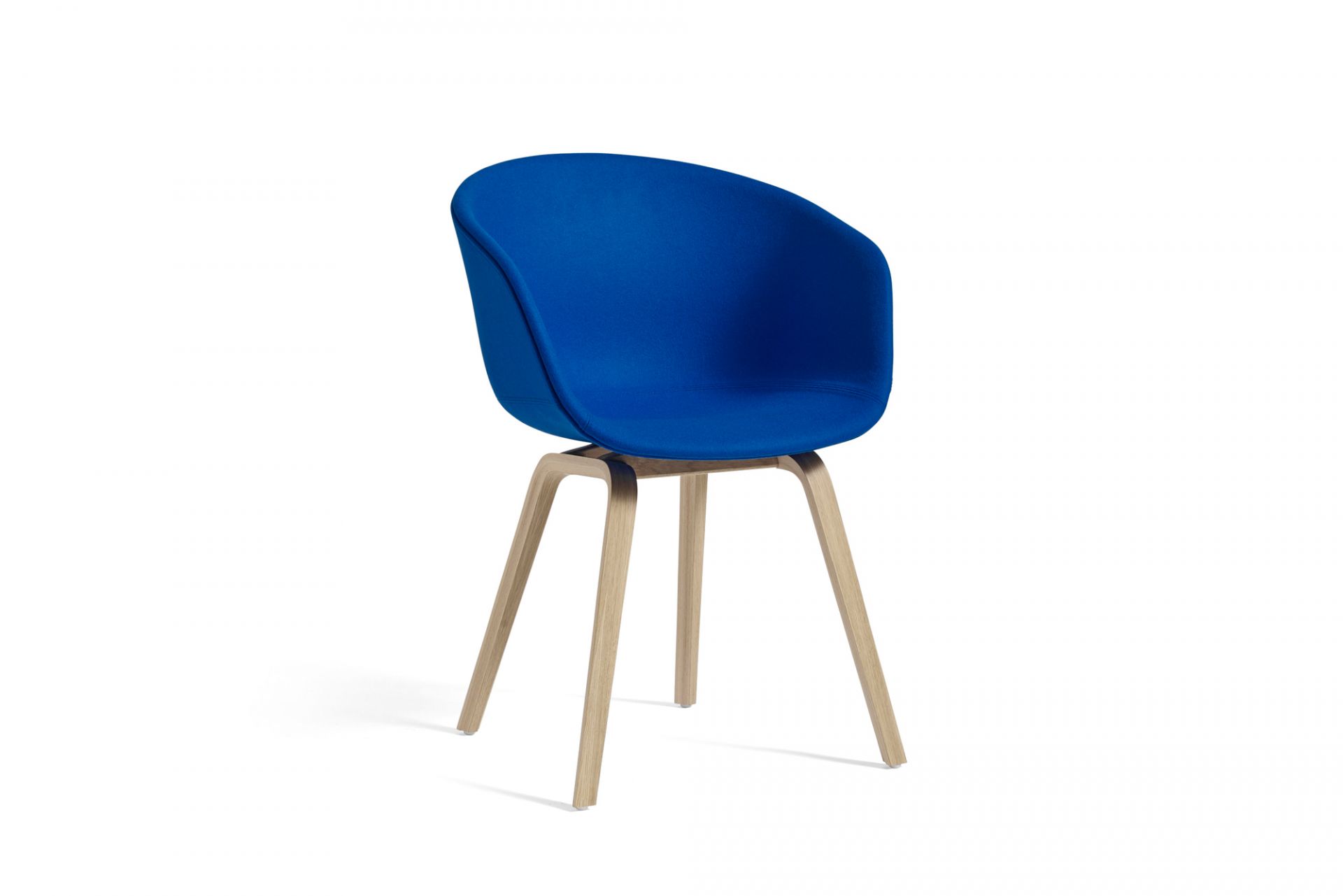 Blauer About A Chair AAC23 Stuhl mit Holzbeinen und Vollpolsterung von Hay.