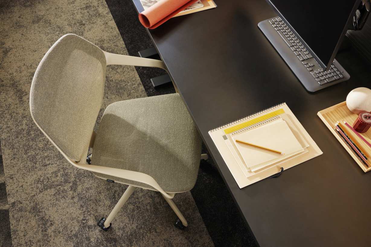 Ray Work Bürodrehstuhl von Brunner, ergonomischer Drehstuhl mit Netzbezug und Rollen, ideal für modernes Büro.