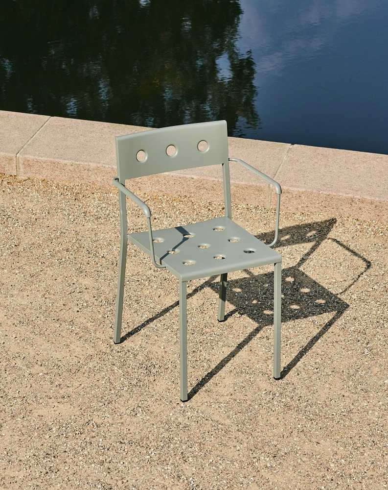 Balcony Armlehnstuhl in Kreidebeige von Hay, ein moderner Outdoor-Stuhl mit Armlehnen und Lochmuster.