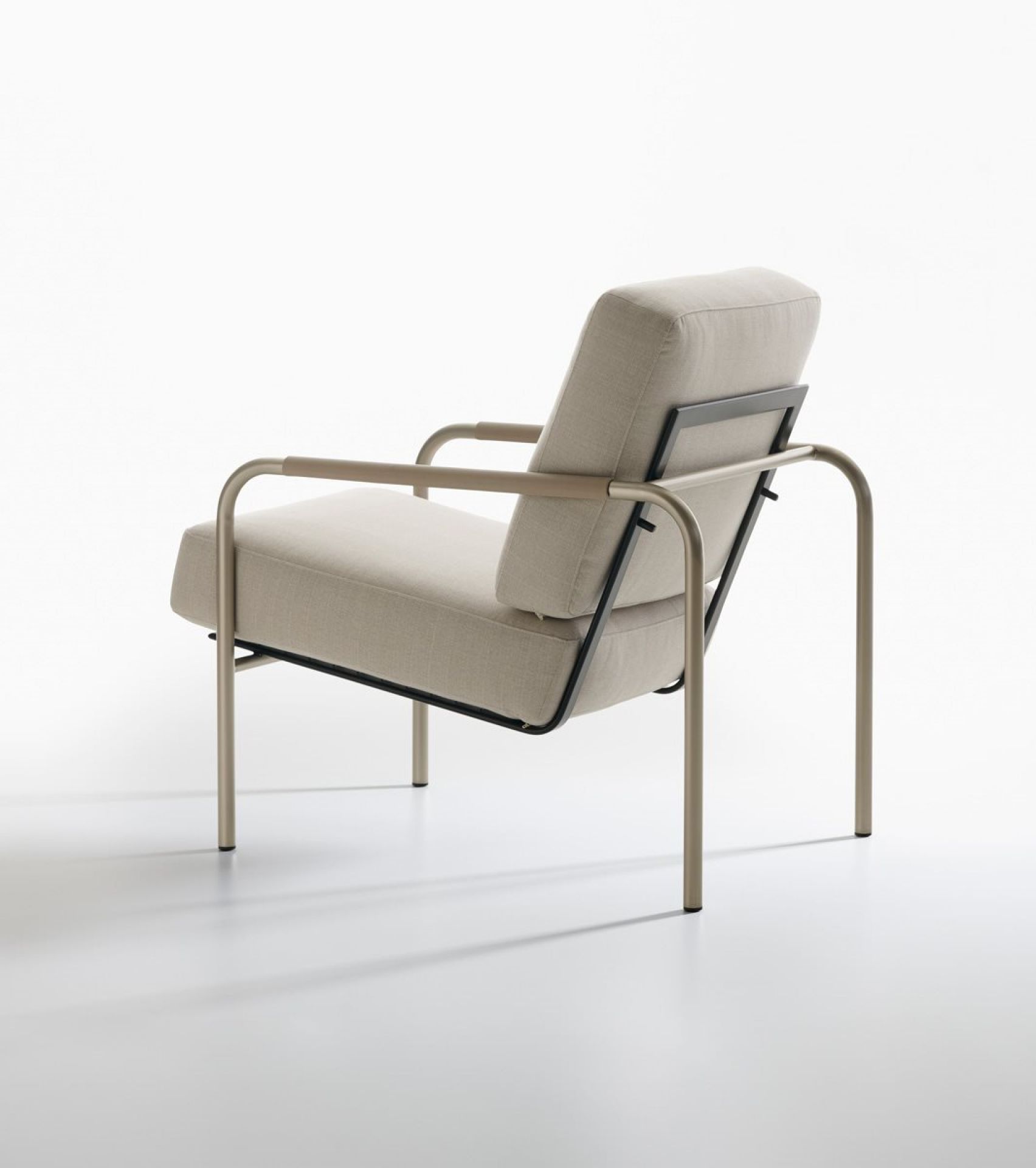 Beige Susanna Sessel von Zanotta, moderne Polsterung mit Metallgestell, Ansicht von hinten.