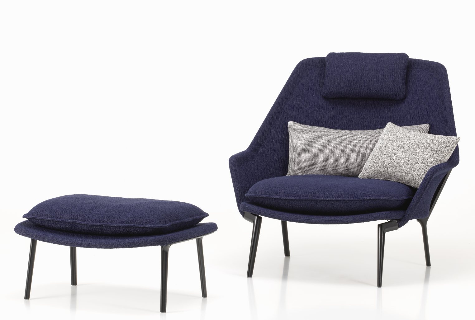 Blauer Slow Chair Sessel mit Ottoman Hocker von Vitra, Stoffbezug und Kissen.