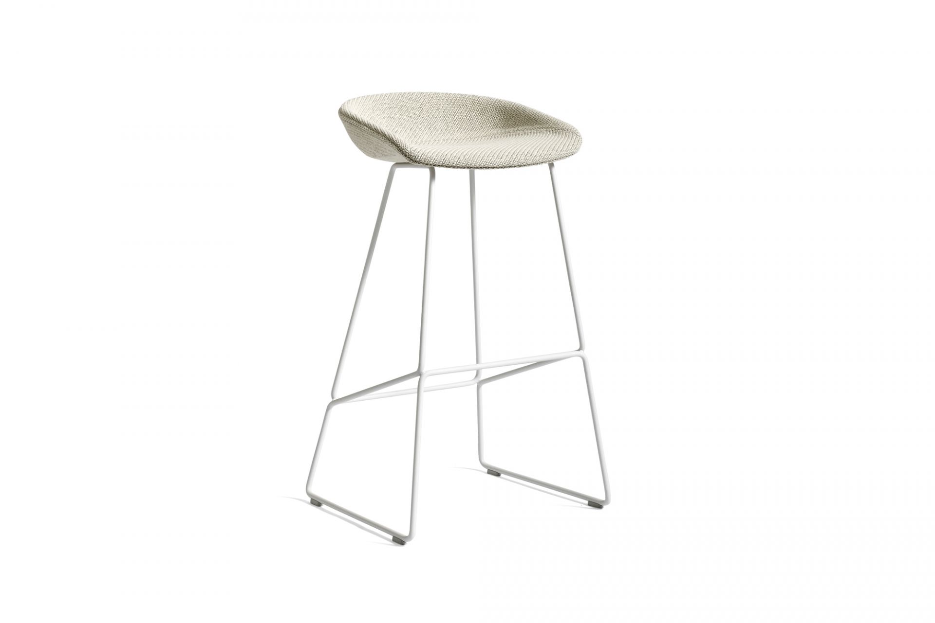 Hay About a Stool AAS 39 Barhocker mit beigem Vollpolster und weißem Stahlgestell.