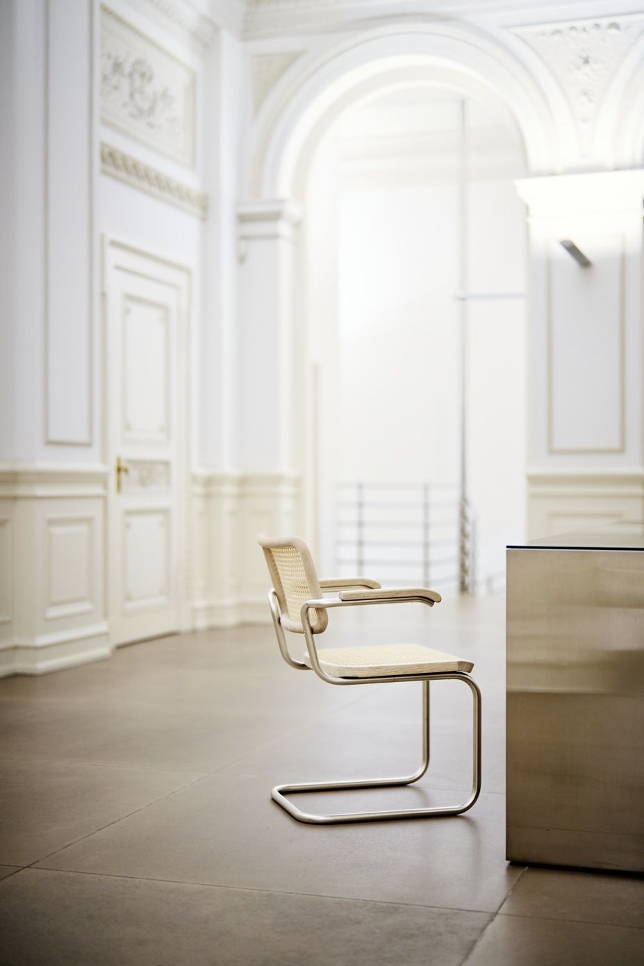 JS. Thonet S 64 P Freischwinger Stuhl mit Wiener Geflecht und Stahlrohrgestell in hellem, elegantem Ambiente.