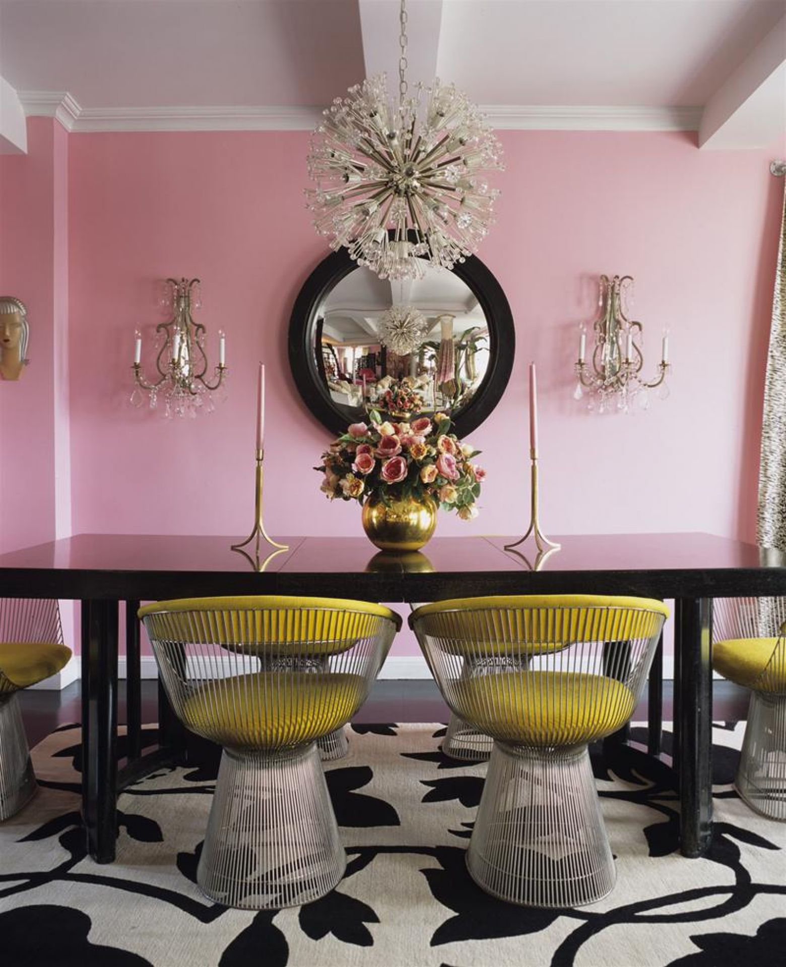 Esszimmer mit Platner Stühlen von Knoll International, schwarzem Tisch und floralem Teppich.