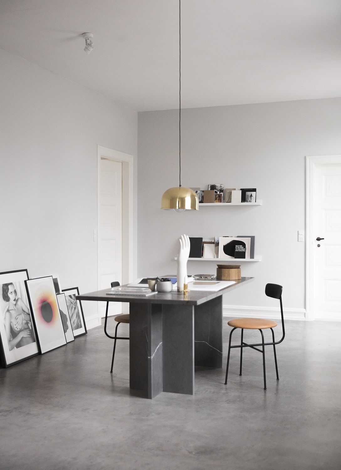 Heller Raum mit Esstisch und zwei Afteroom Dining Chairs Stühlen von Audo Copenhagen.