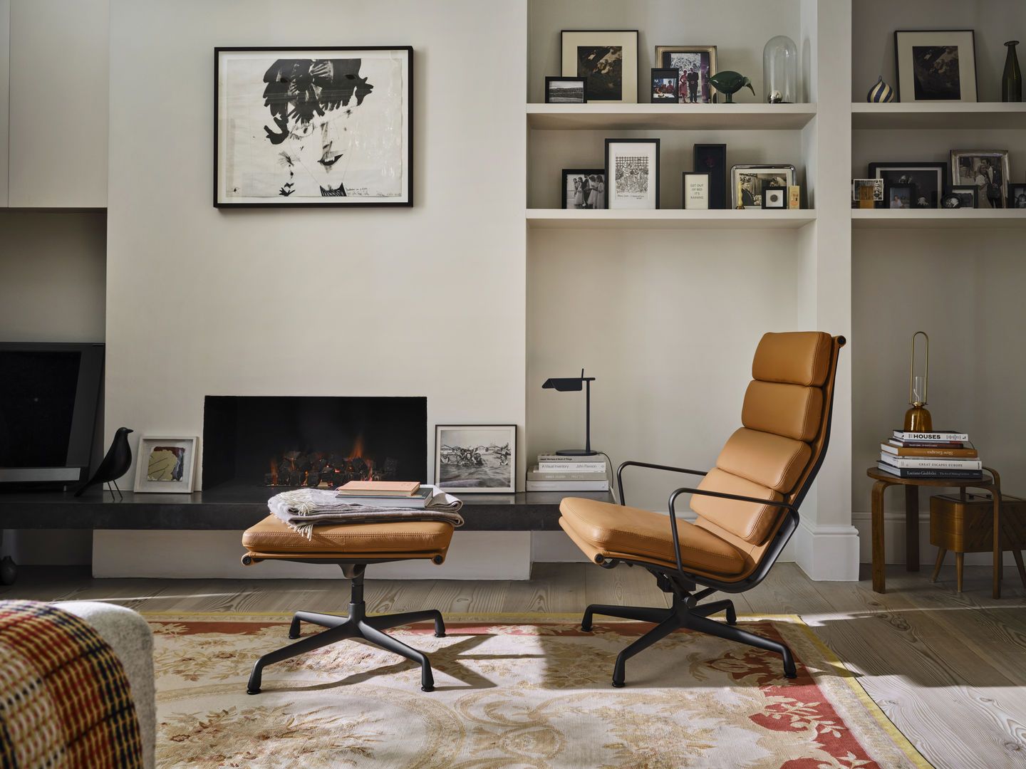 Vitra Soft Pad Chair EA222 in Cognac-Leder mit Hocker in stilvollem Wohnzimmer Ambiente.