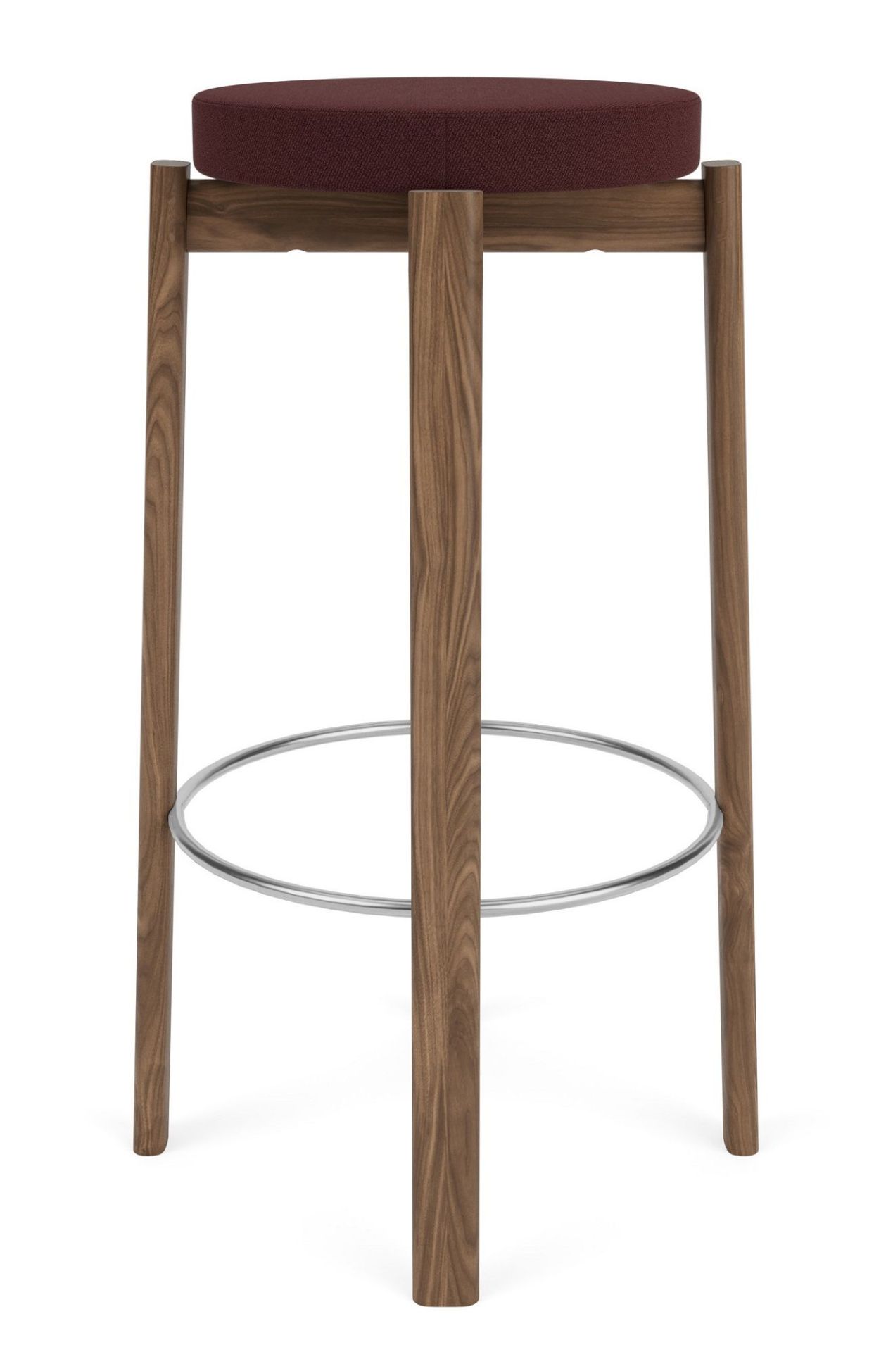 Passage Bar Stool Barhocker von Audo Copenhagen aus Holz mit bordeauxrotem Sitzpolster und Fußstütze.