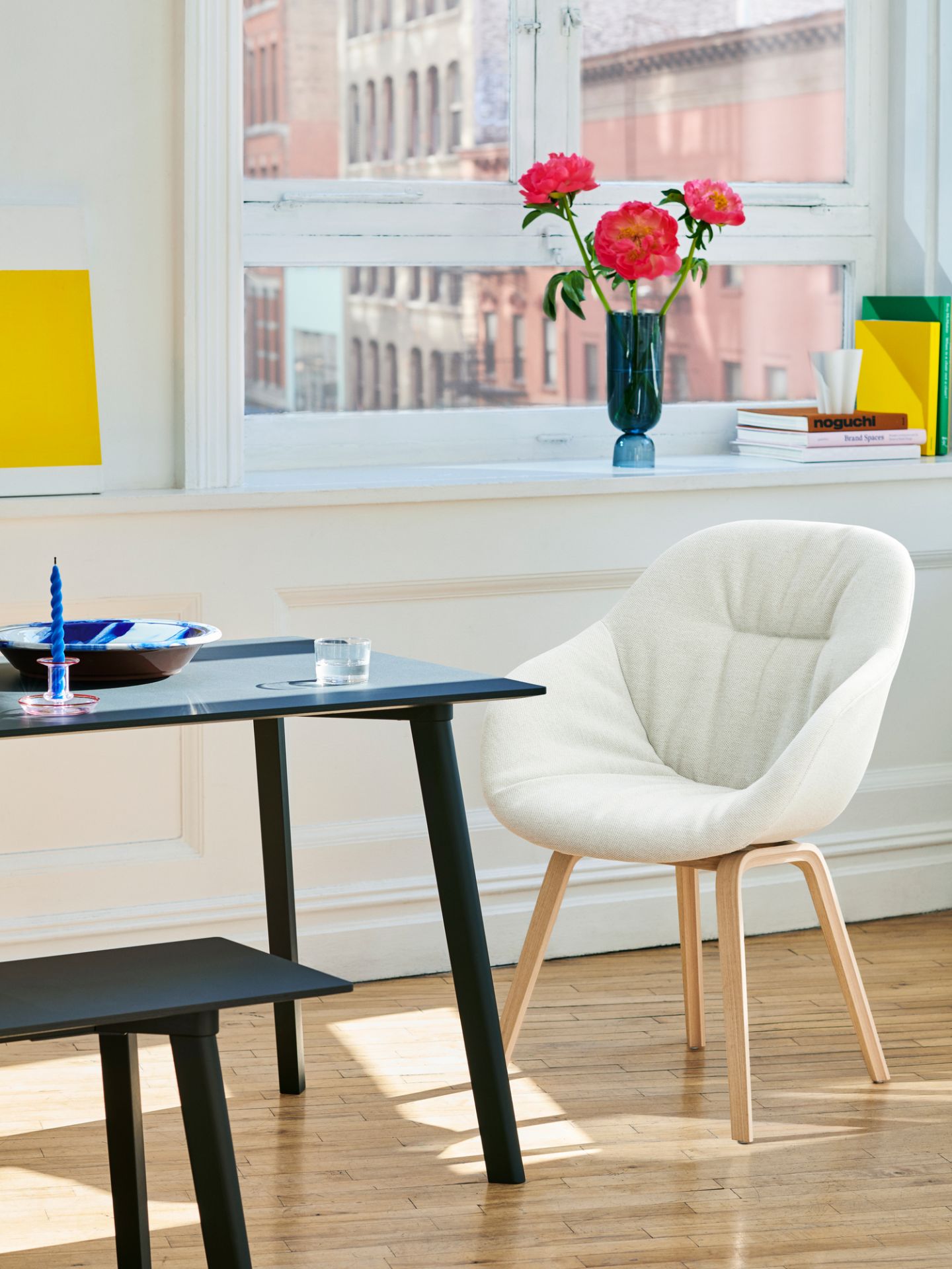 Nahaufnahme des About a Chair AAC123 Soft Duo Stuhls von Hay mit cremefarbenem Stoffbezug und Holzbeinen.