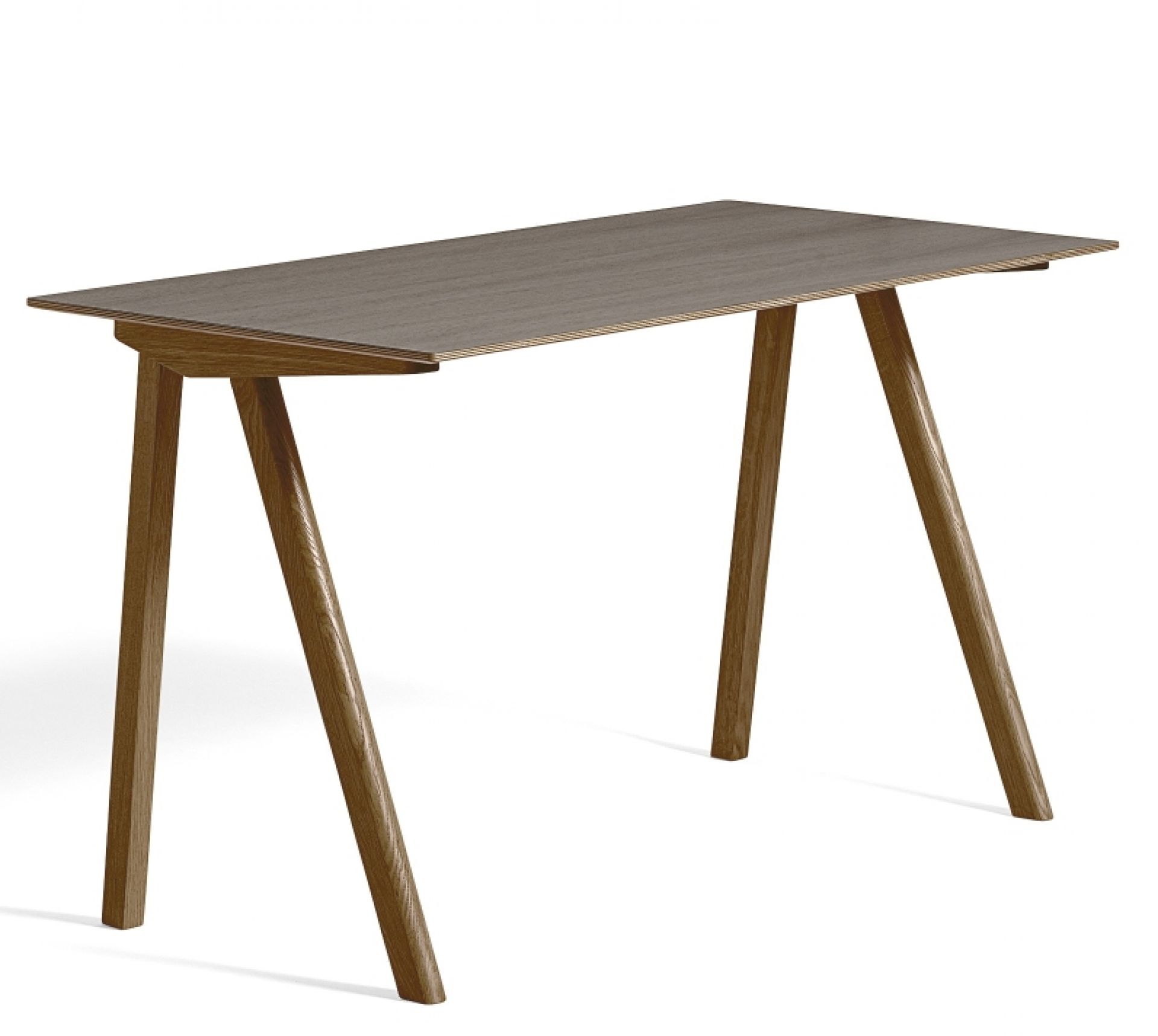 Hay Copenhague CPH 90 Schreibtisch aus Holz mit brauner Tischplatte und schrägen Beinen.