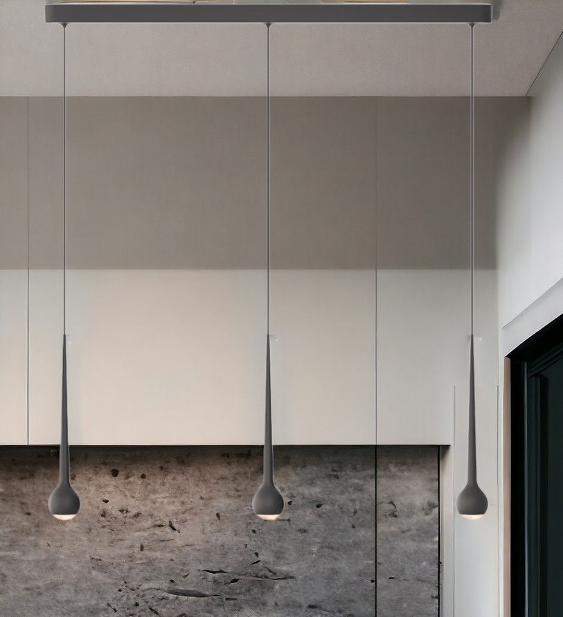 Graue Falling Sun Trace Pendelleuchte mit drei tropfenförmigen Lampenschirmen für moderne Beleuchtung.