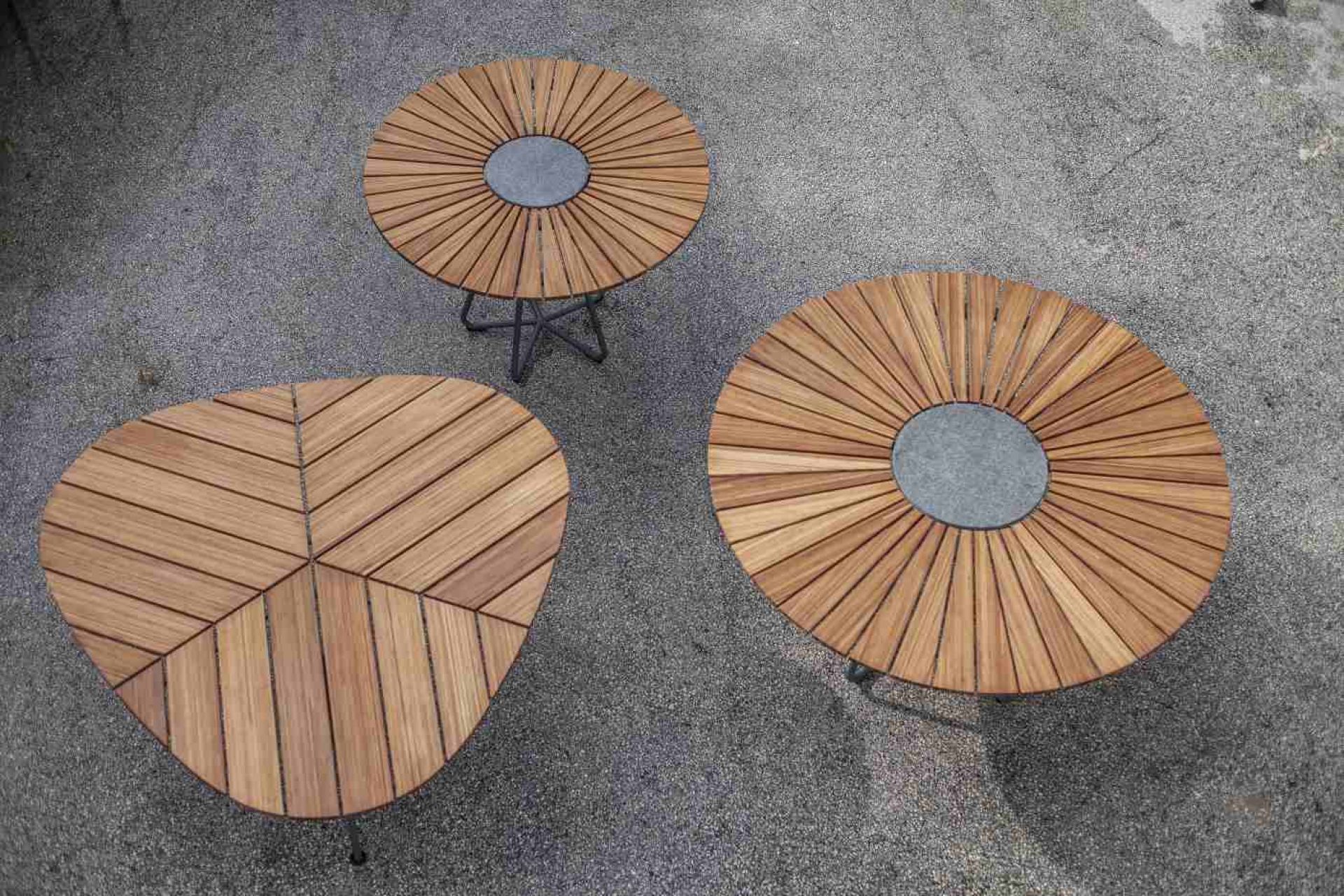 Draufsicht: Houe Circle Outdoor Tisch Ø 110 cm aus Bambus und Granit. Gartentisch.