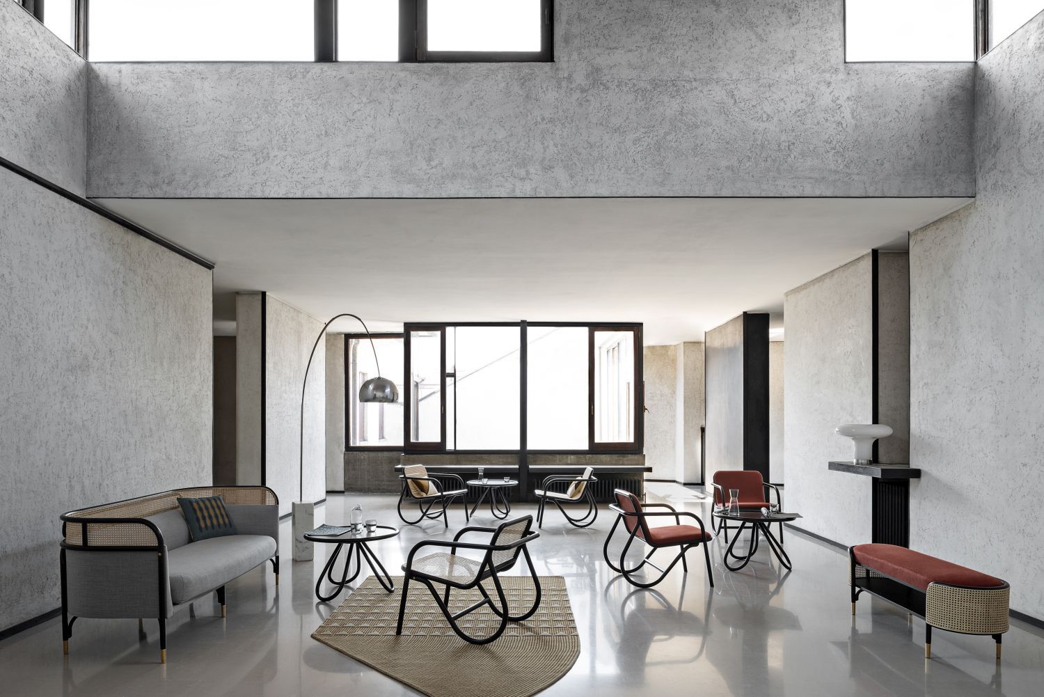 Innenansicht mit mehreren N. 200 Sesseln von Wiener GTV Design, stilvolle Sitzmöbel mit Wiener Geflecht.