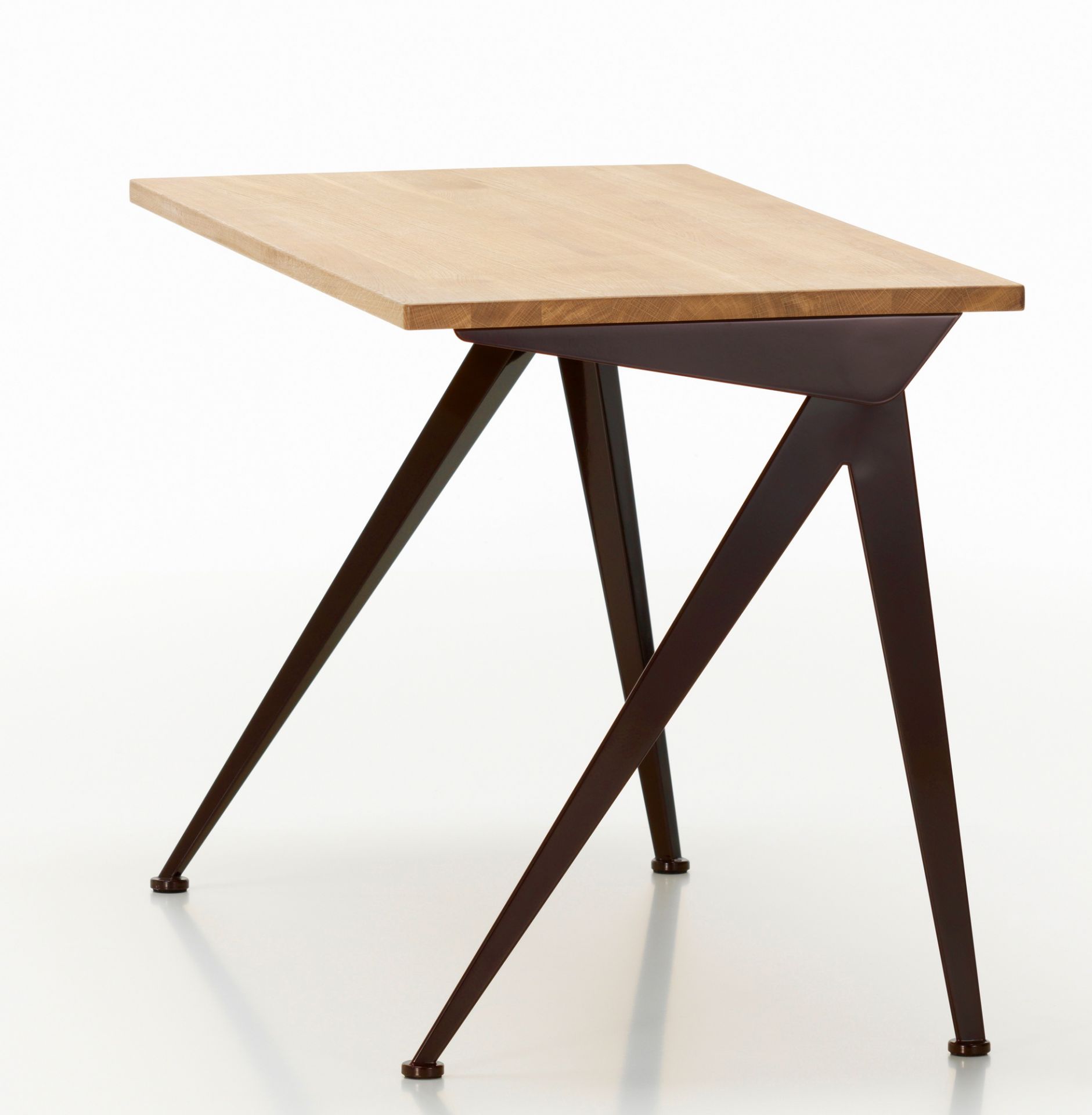 Vitra Compas Direction Schreibtisch mit heller Holzplatte und braunem Metallgestell. Design Schreibtisch für Büro.
