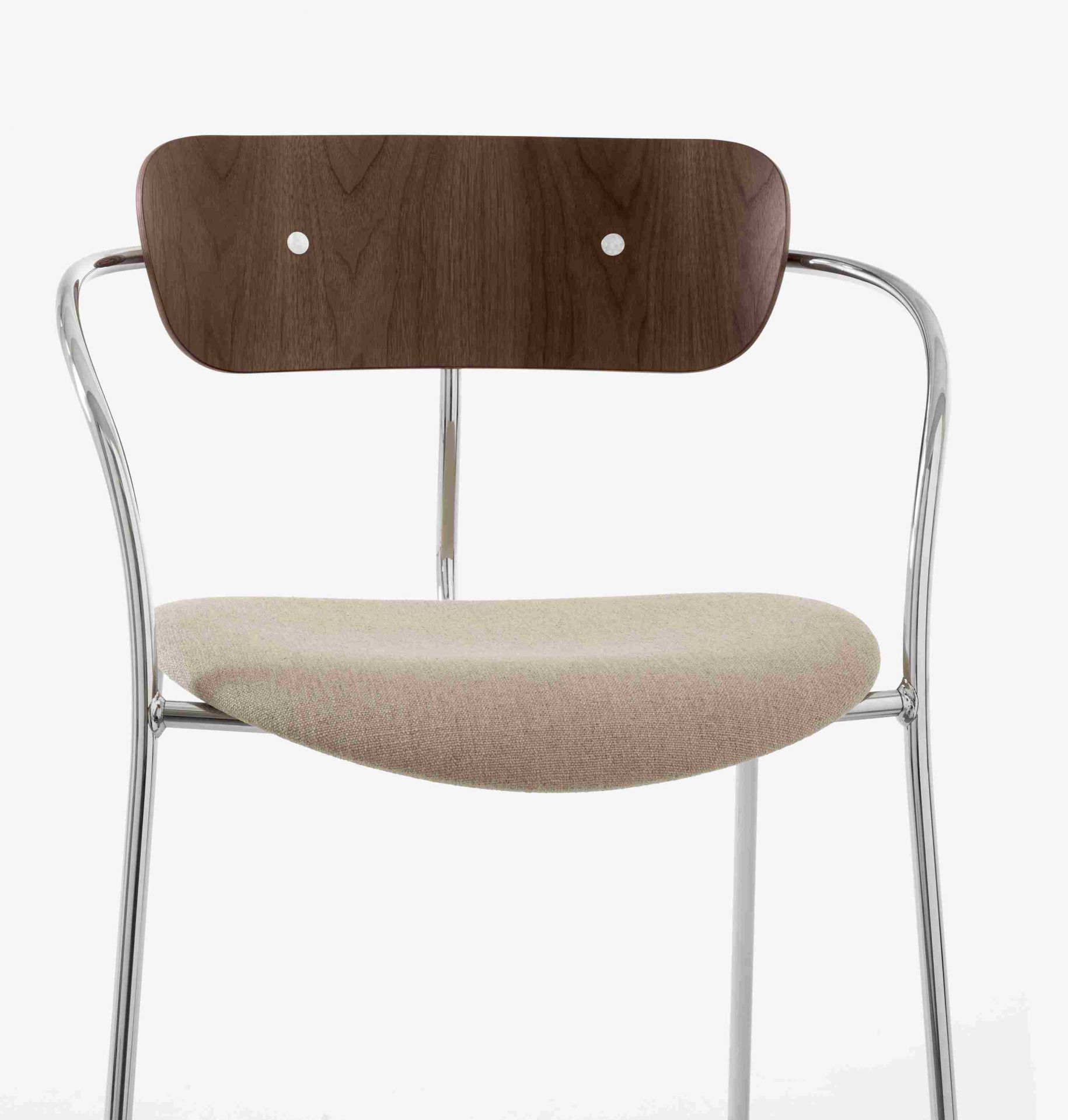 Pavilion AV4 Armchair von AndTradition: Armlehnstuhl mit Holzlehne, Sitzpolster und verchromtem Gestell.