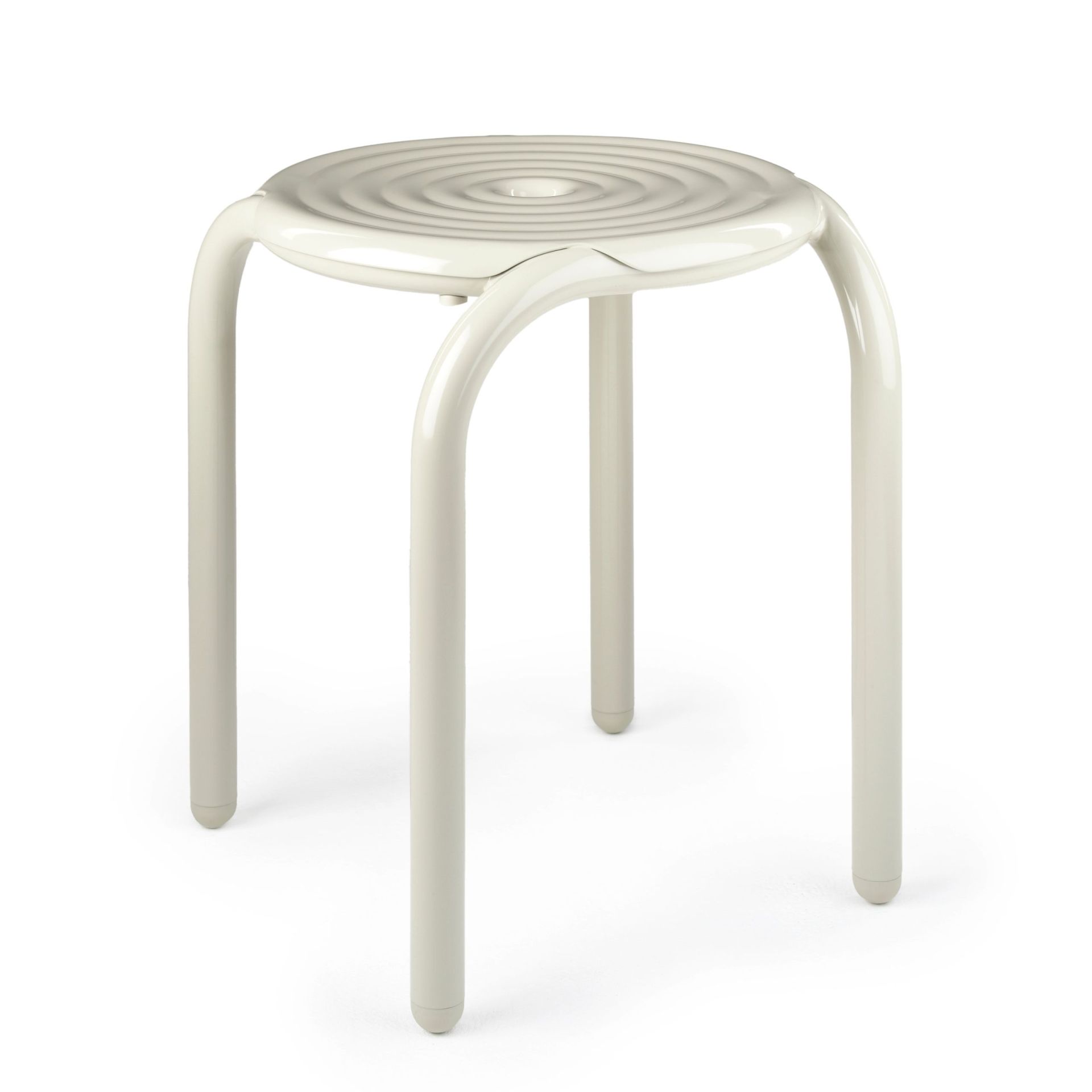 Tom Dixon Groove Hocker in Putty: Moderner Outdoor Hocker mit geriffelter Sitzfläche.