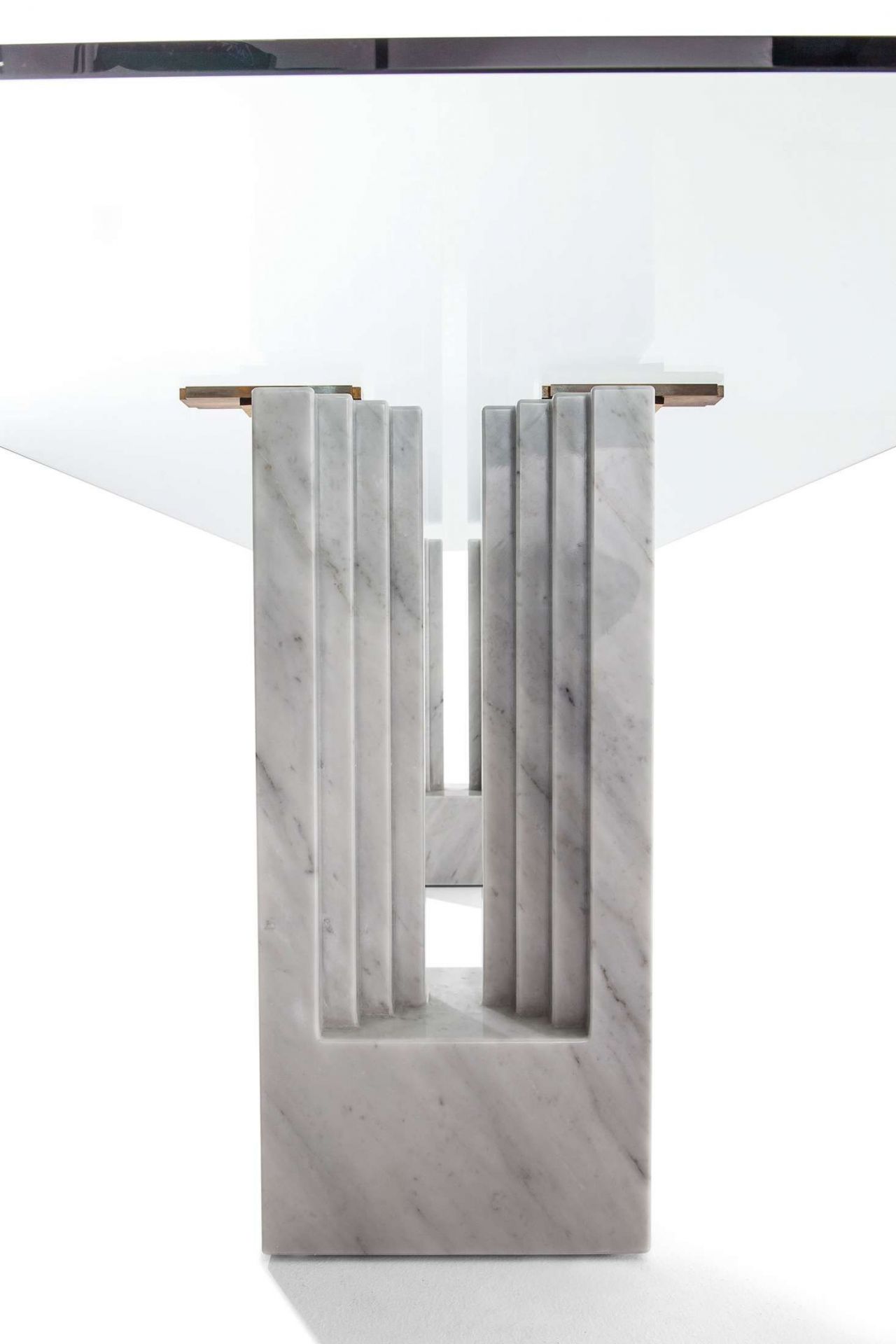 Detailaufnahme des Cassina W04 Delfi Esstisches mit Glasplatte und Marmor-Tischbeinen im modernen Design.