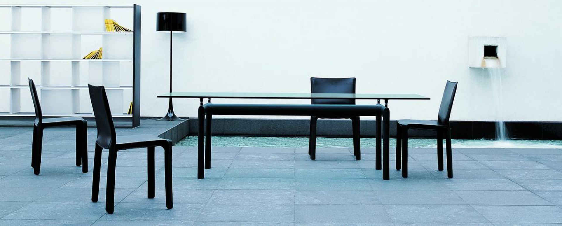 Schwarzer Cab Chair Stuhl von Cassina mit Lederbezug am Esstisch, modernes Möbeldesign.