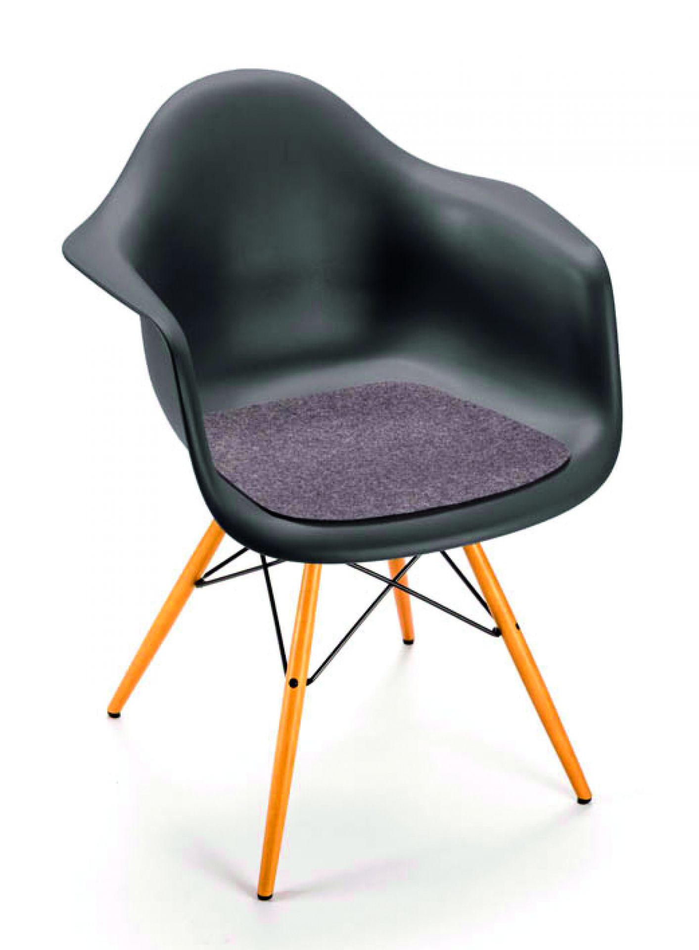 Schwarzer Eames Arm Chair mit Filz Sitzauflage in Grau für mehr Sitzkomfort.