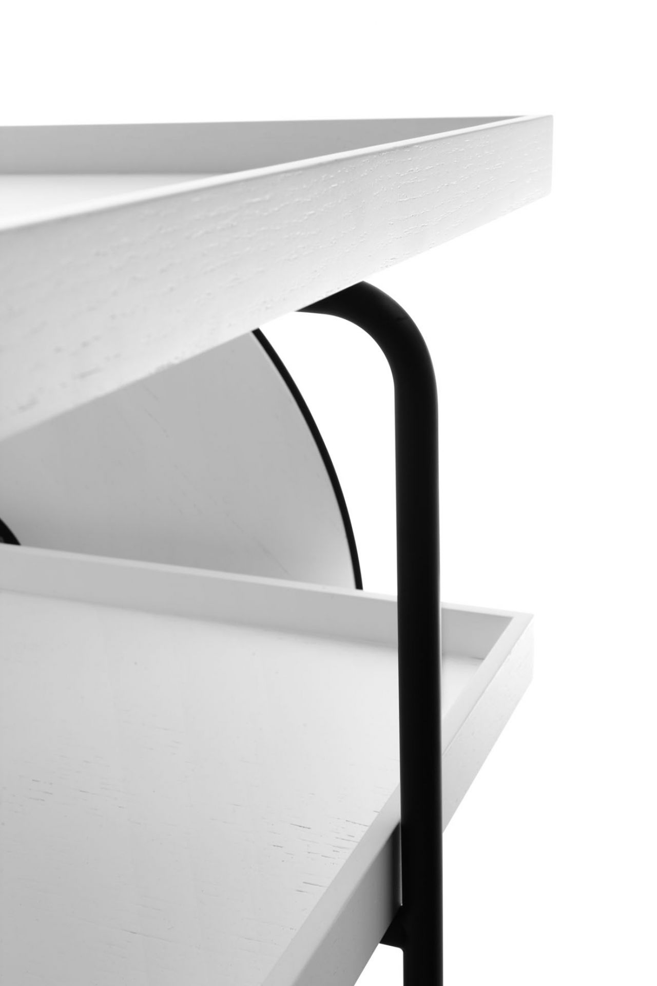 Detailaufnahme des weißen Casamania Horm Servierwagens mit schwarzem Metallgestell, modernes Möbeldesign für Wohnzimmer und Küche.