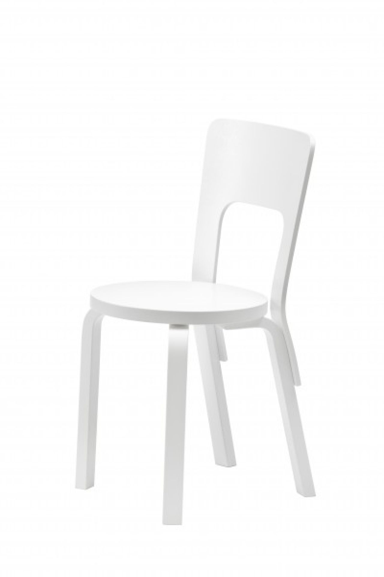Weißer Artek Stuhl 66 aus Holz, skandinavisches Design für Esszimmer und Wohnbereich.