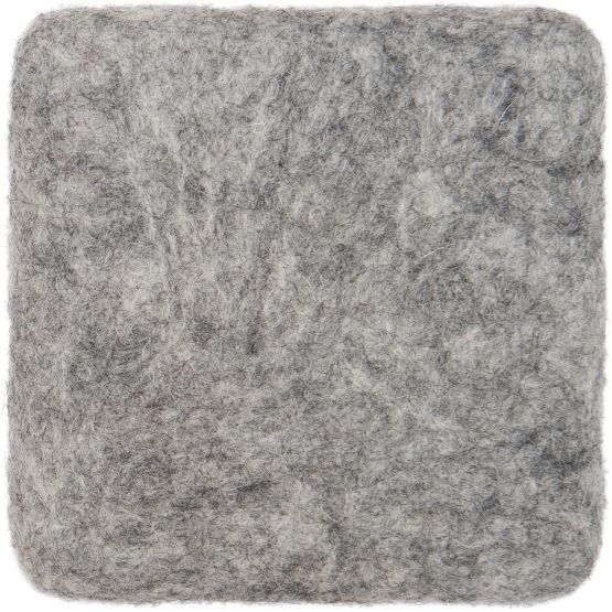 Detailaufnahme des graumelierten myfelt Carl Filzteppichs, rechteckig, für Wohnräume. Textur und Material sichtbar.