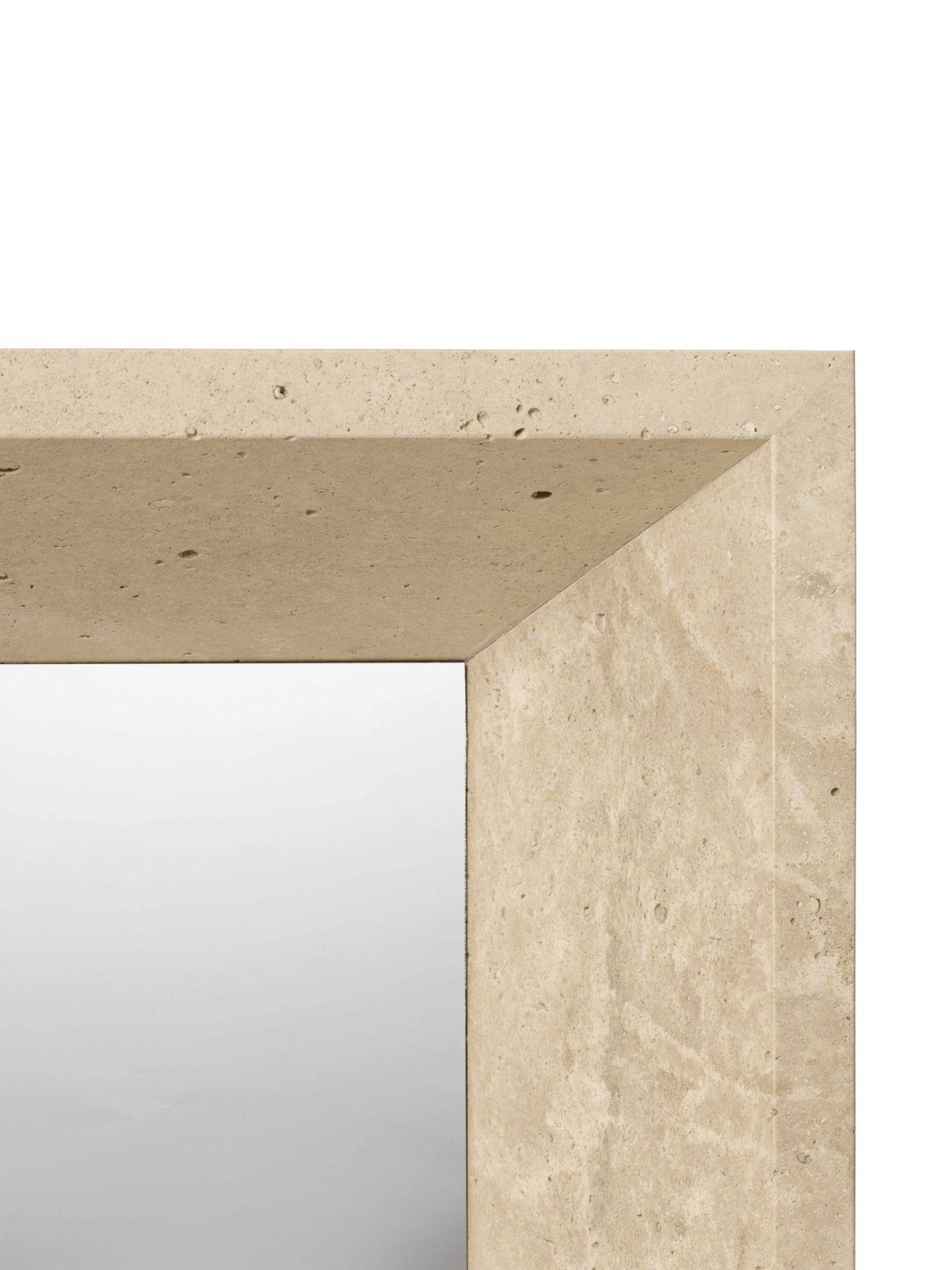 Detailaufnahme des Lancet Spiegels von Ferm Living mit Rahmen aus Travertin, beige und natürlich.