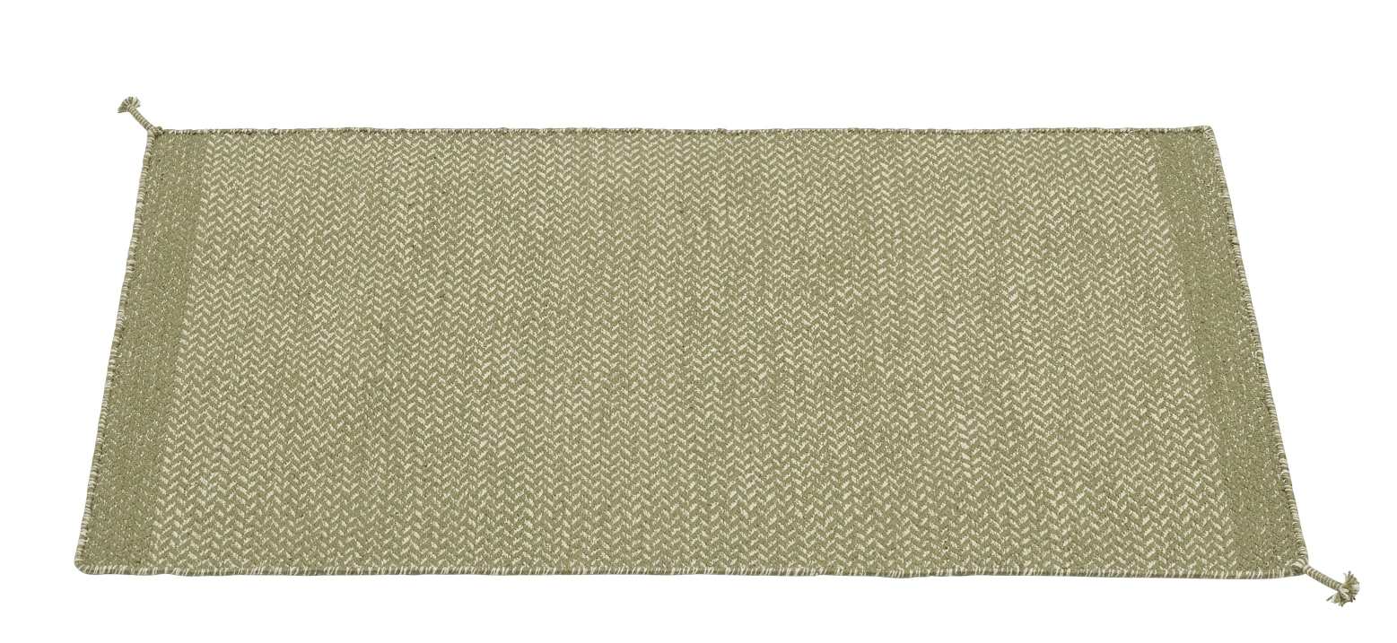 Muuto Ply Rug Teppich aus recyceltem Polyester für Innen- und Außenbereiche, olivgrünes Fischgrätmuster.
