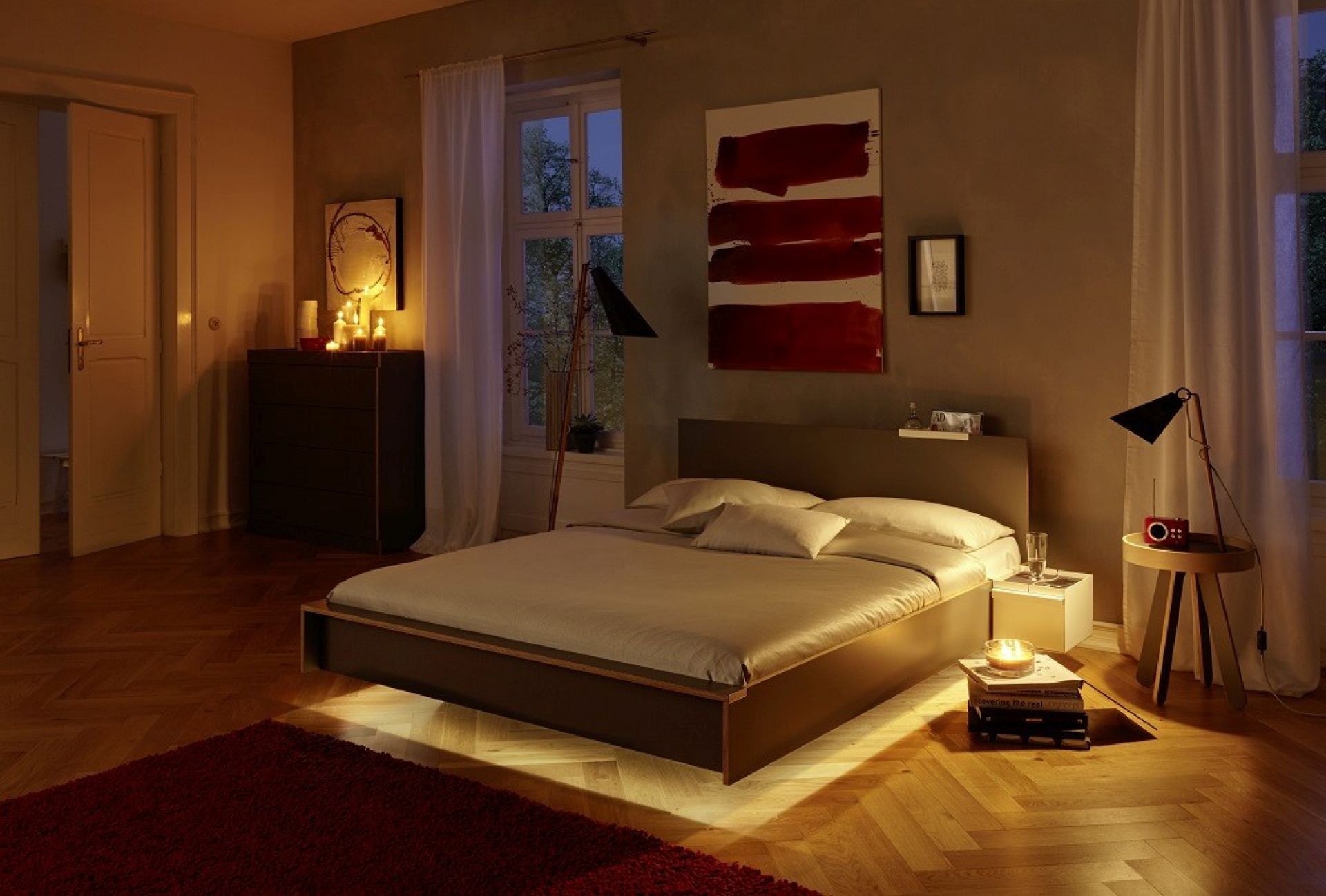 Schlafzimmer mit Flai Kommode von Müller Möbelwerkstätten, Bett mit indirekter Beleuchtung und Nachttisch.