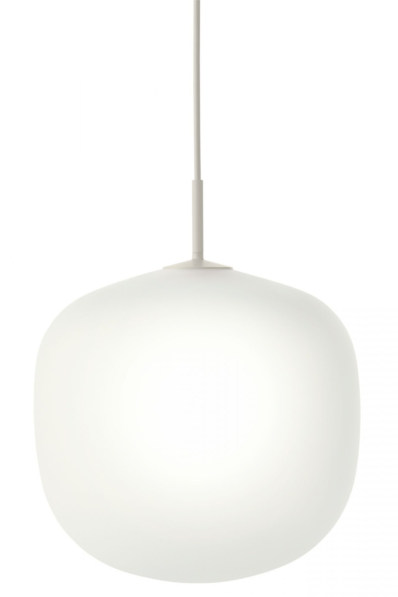 Nahaufnahme der grauen Rime Pendelleuchte von Muuto mit sanftem, diffusem Licht.