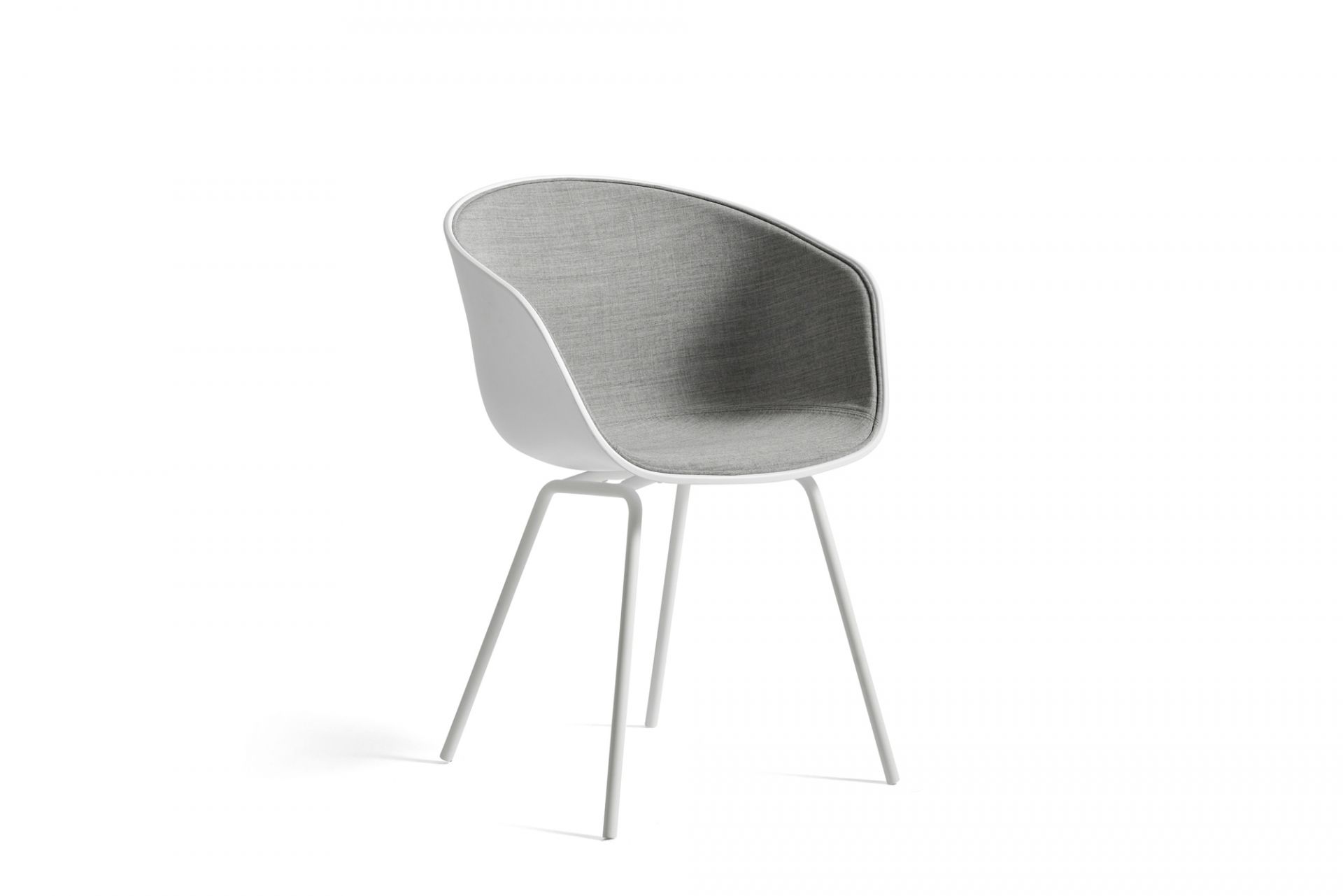 Weißer About A Chair AAC26 Stuhl von Hay mit grauem Stoffbezug und filigranem Stahlgestell.