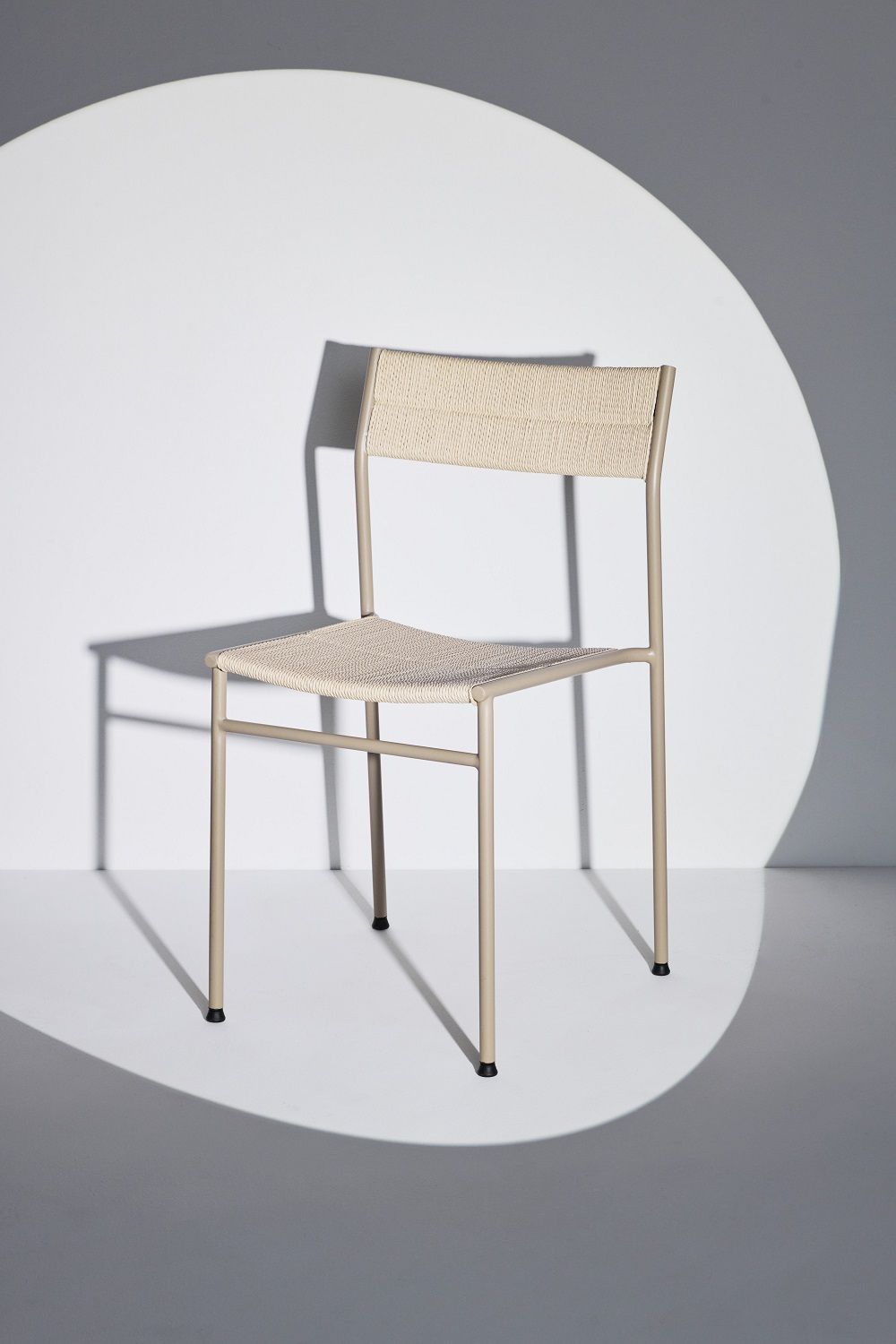 Vev Dining Chair Stuhl Northern, minimalistischer Esszimmerstuhl mit beiger Sitzfläche und Rückenlehne, Metallgestell.