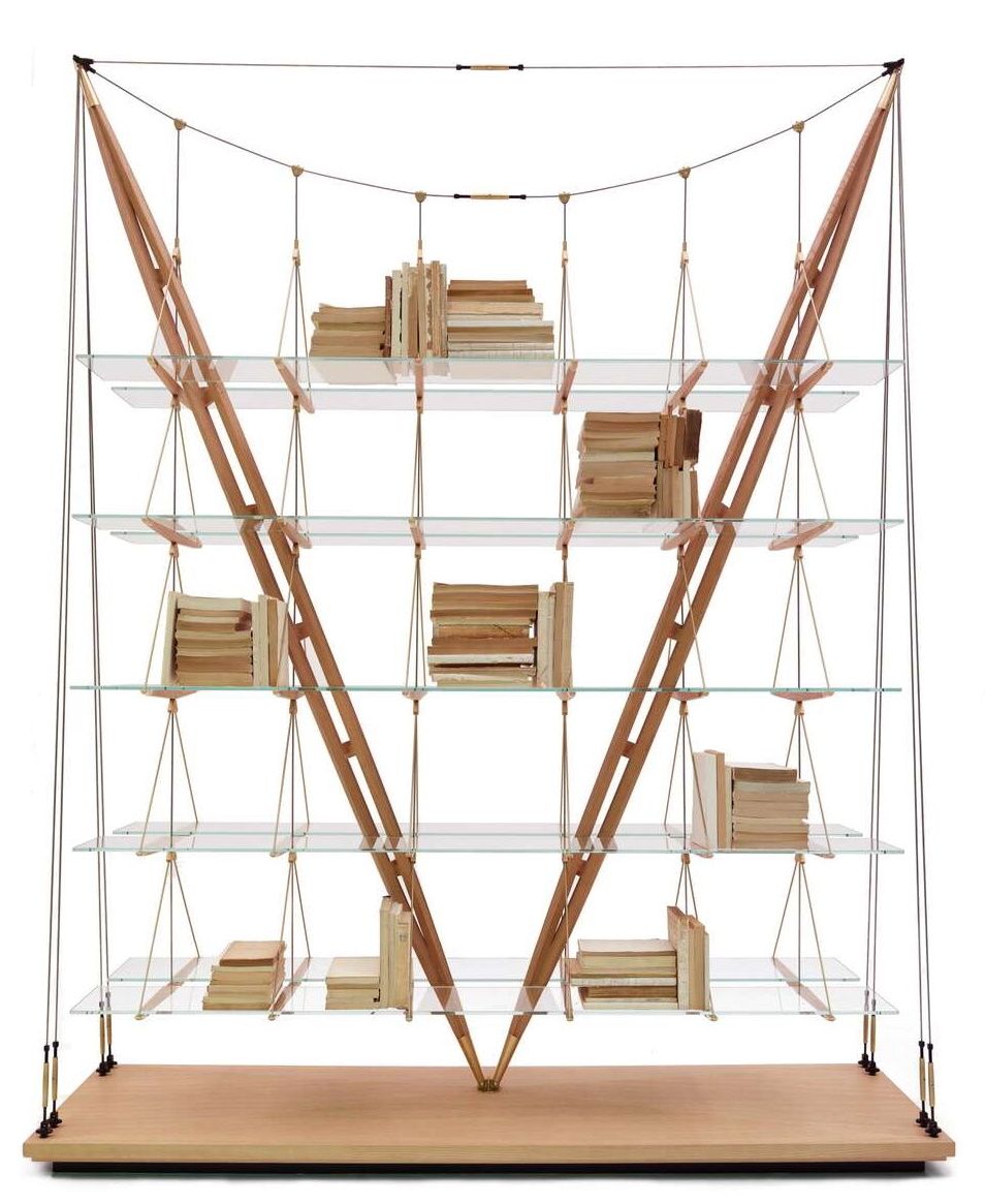 Cassina Veliero Bücherregal: Modernes Designregal mit Glasböden und Holzstruktur, gefüllt mit Büchern.