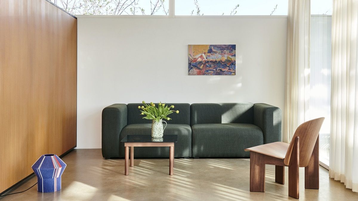 Hay Chisel Lounge Chair Sessel aus Holz im modernen Wohnzimmer mit Sofa und Tisch.