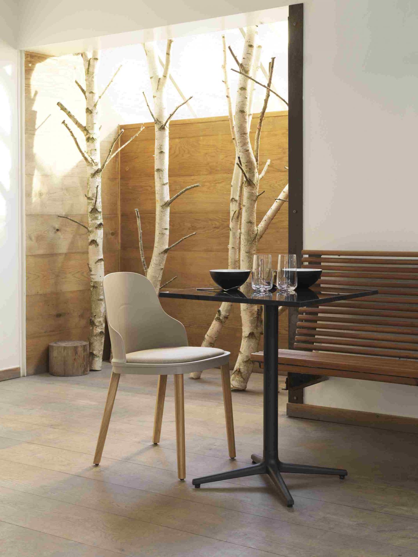 Allez Tisch von Normann Copenhagen, quadratisch, schwarz, mit Stuhl und Dekoration. Kaffeetisch für Gastronomie.