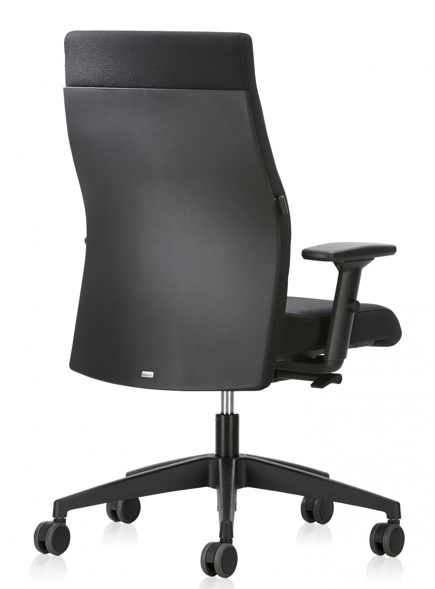 Schwarzer Interstuhl Bürostuhl von hinten, ergonomisch, mit Rollen und verstellbaren Armlehnen für komfortables Arbeiten.