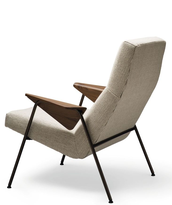 Walter Knoll Sessel Votteler Chair 367/368, Stoffbezug beige, Holzarmlehnen und filigranes Metallgestell, Rückansicht.