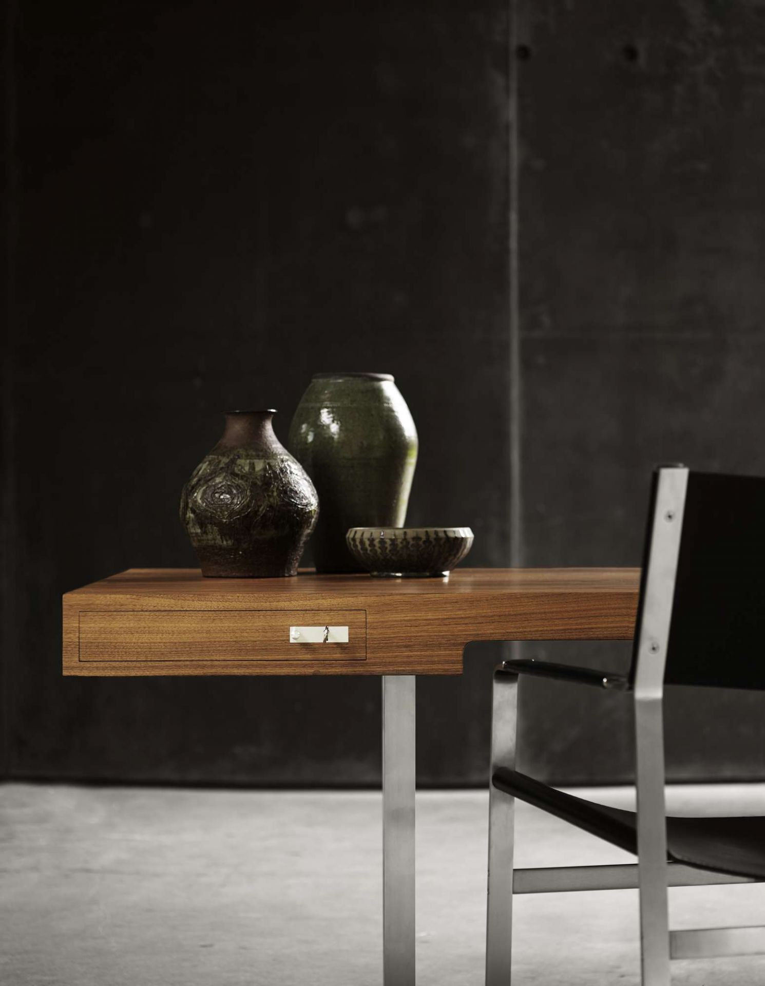 Detailaufnahme des CH110 Tisch von Carl Hansen: Holz, Stahl und dekorative Keramik.